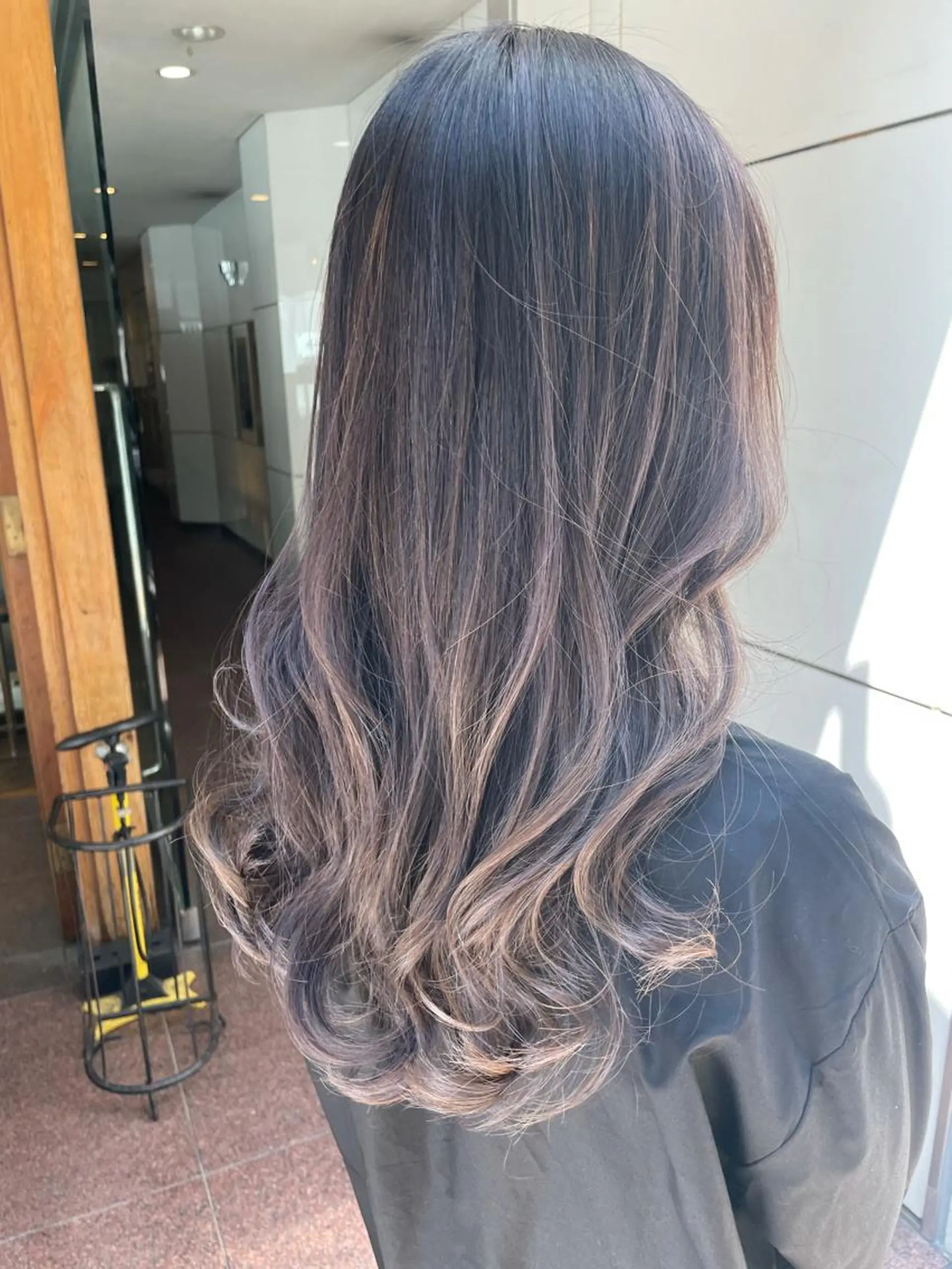 ロング カラー ハイライトカラー ラベンダーカラー ラベンダーグレー メッシュ ハイライト 山本 雅由のヘアスタイル