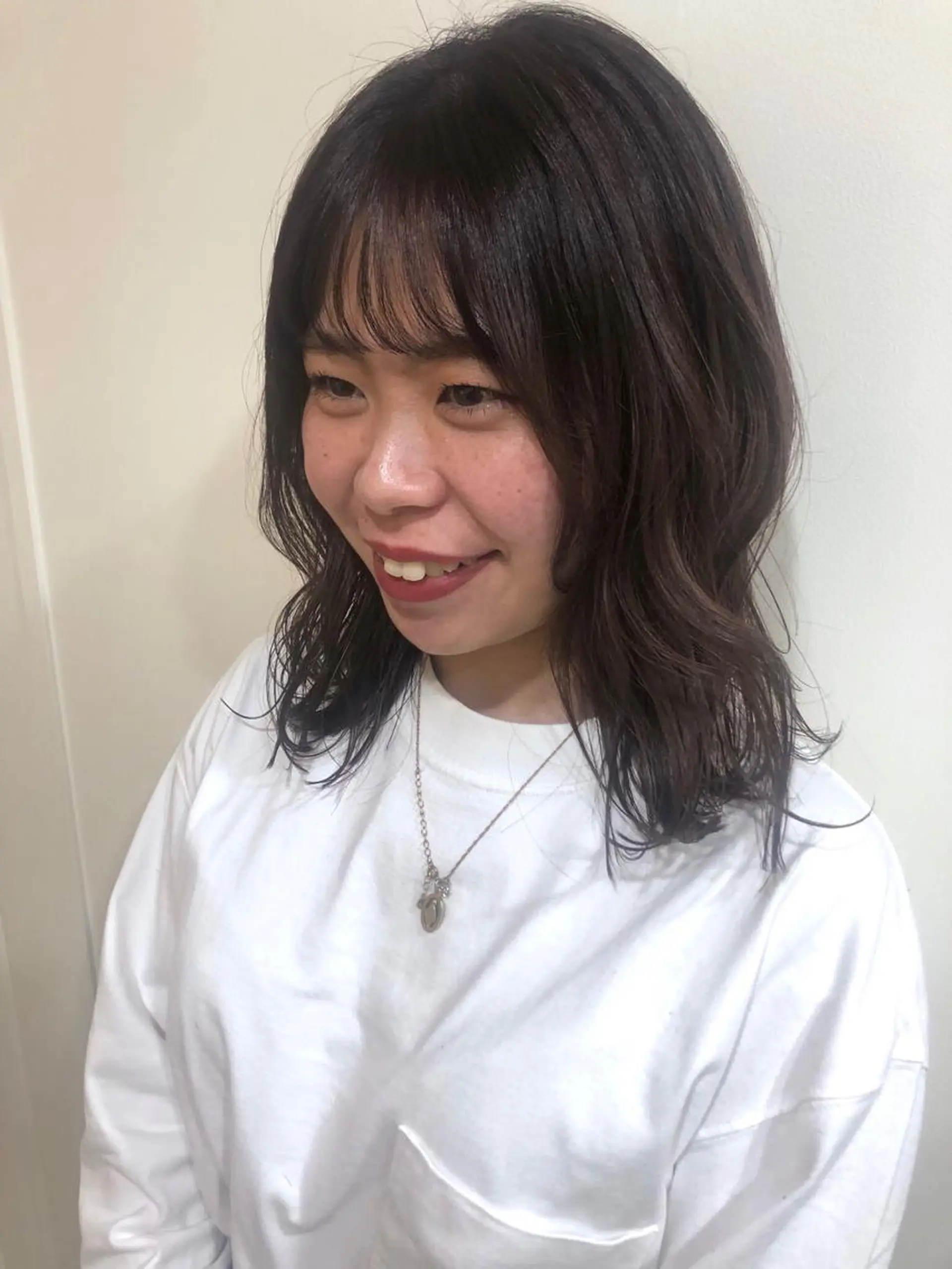 ミディアム カラー カット ヘアカラー トリートメント MIOベージュカラー 柔らかいカラーのヘアスタイル