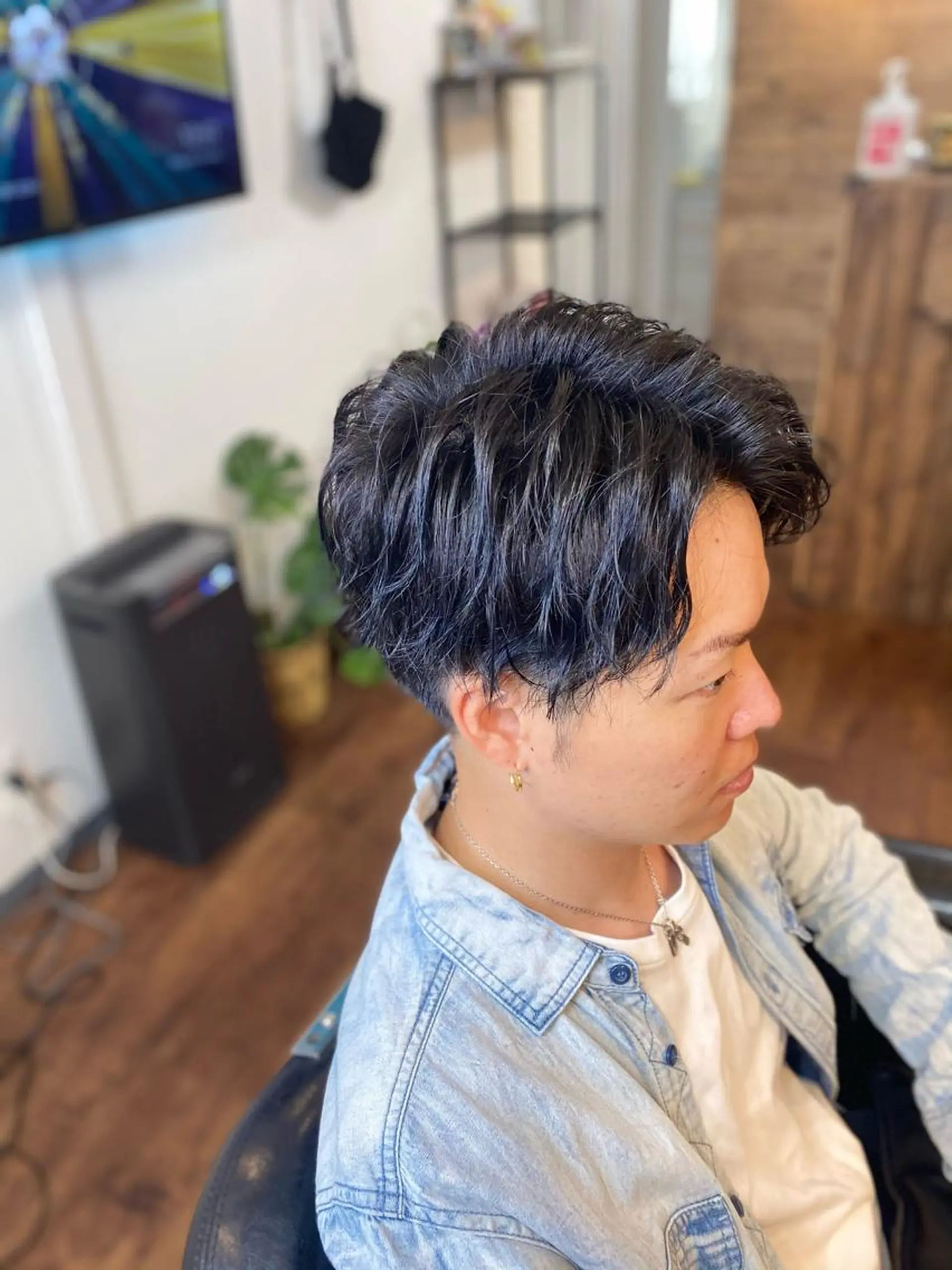 ミディアム カラー メンズ センターパート 黒髪 ブルーカラー ブルーブラック カット ヘアカラー トリートメント Luzir⭐︎ GEN⭐︎のヘアスタイル