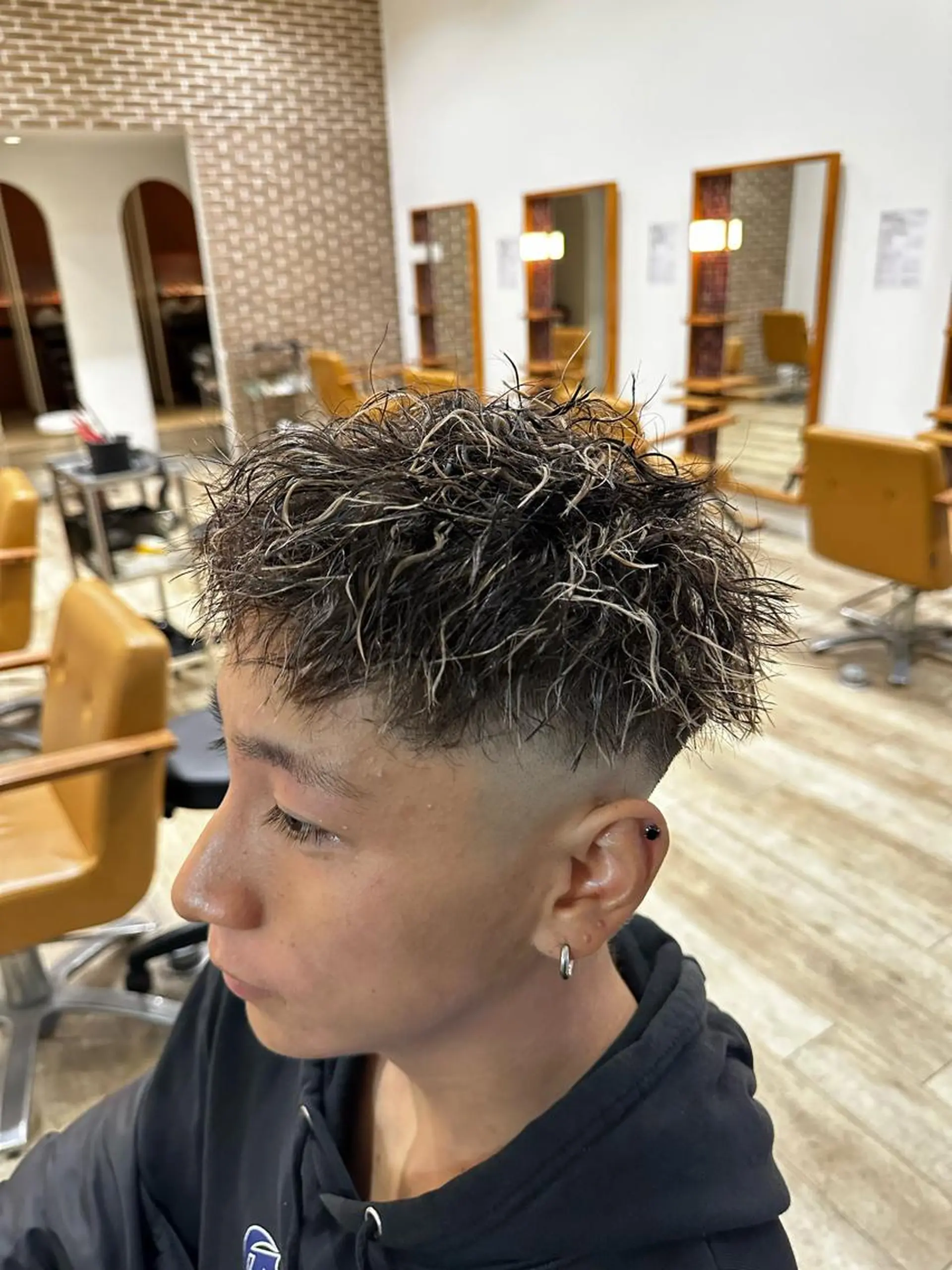 ショート カラー メンズ メンズハイライト ハイライトカラー ハイライト 堀江/レイヤーカット 𝒀𝑼𝑻𝑶のヘアスタイル