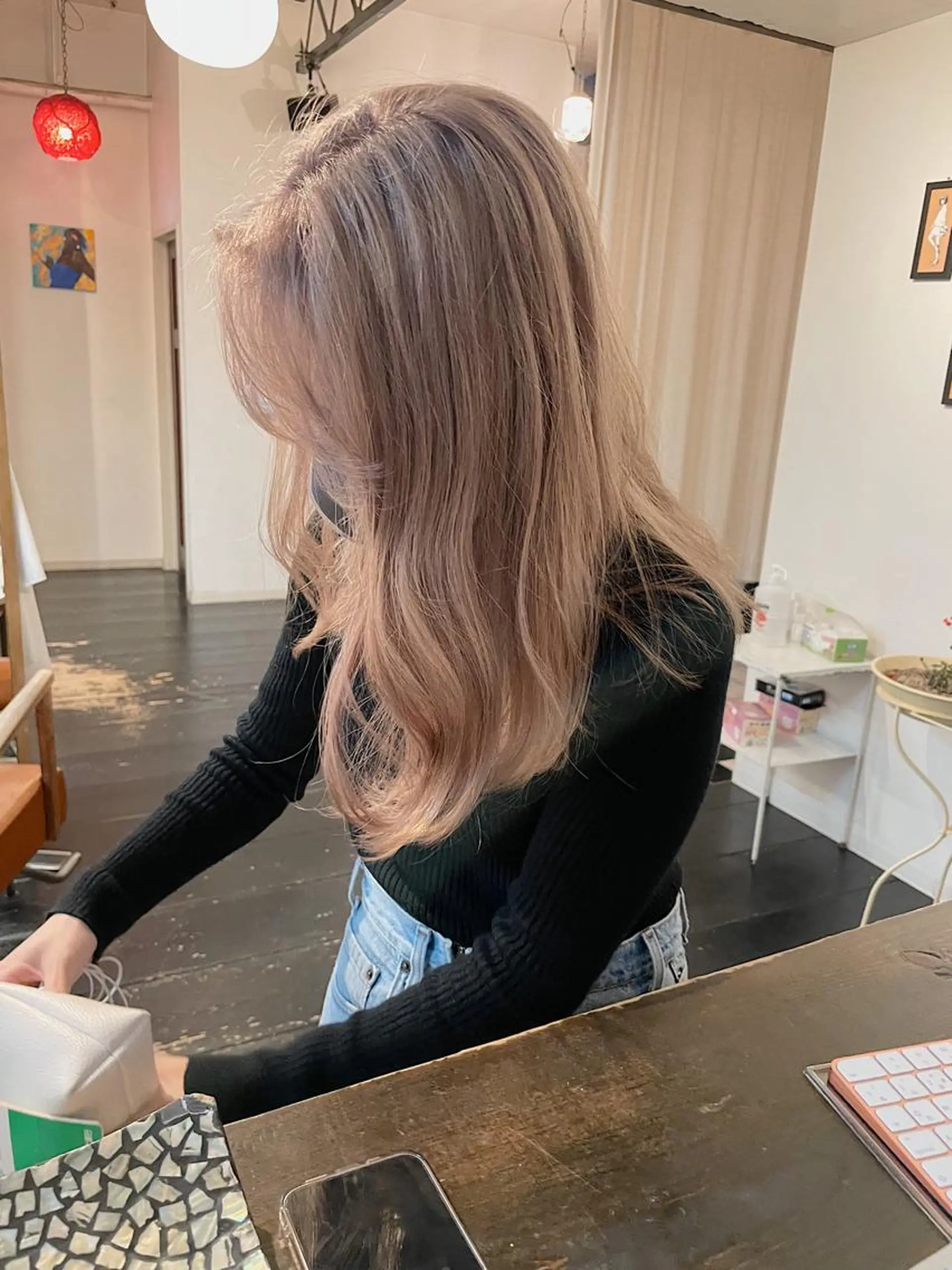 セミロング カラー ベージュカラー ブリーチ ケアブリーチ ミルクティーベージュ ヘアカラー トリートメント h a k u 大倉 卓人のヘアスタイル