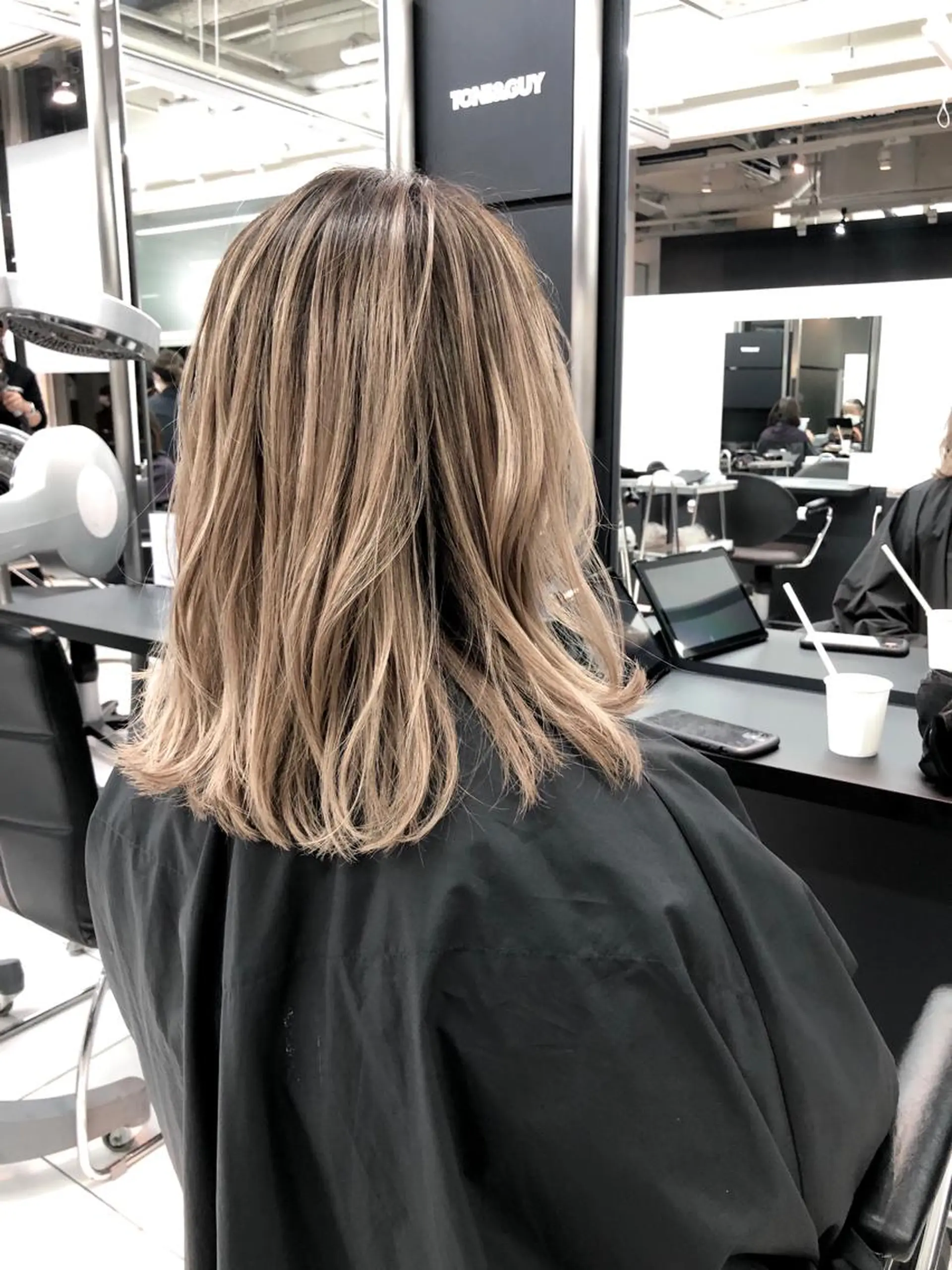 ロング レイヤーカット 白髪ぼかしモデル募集 赤岡翔太のヘアスタイル