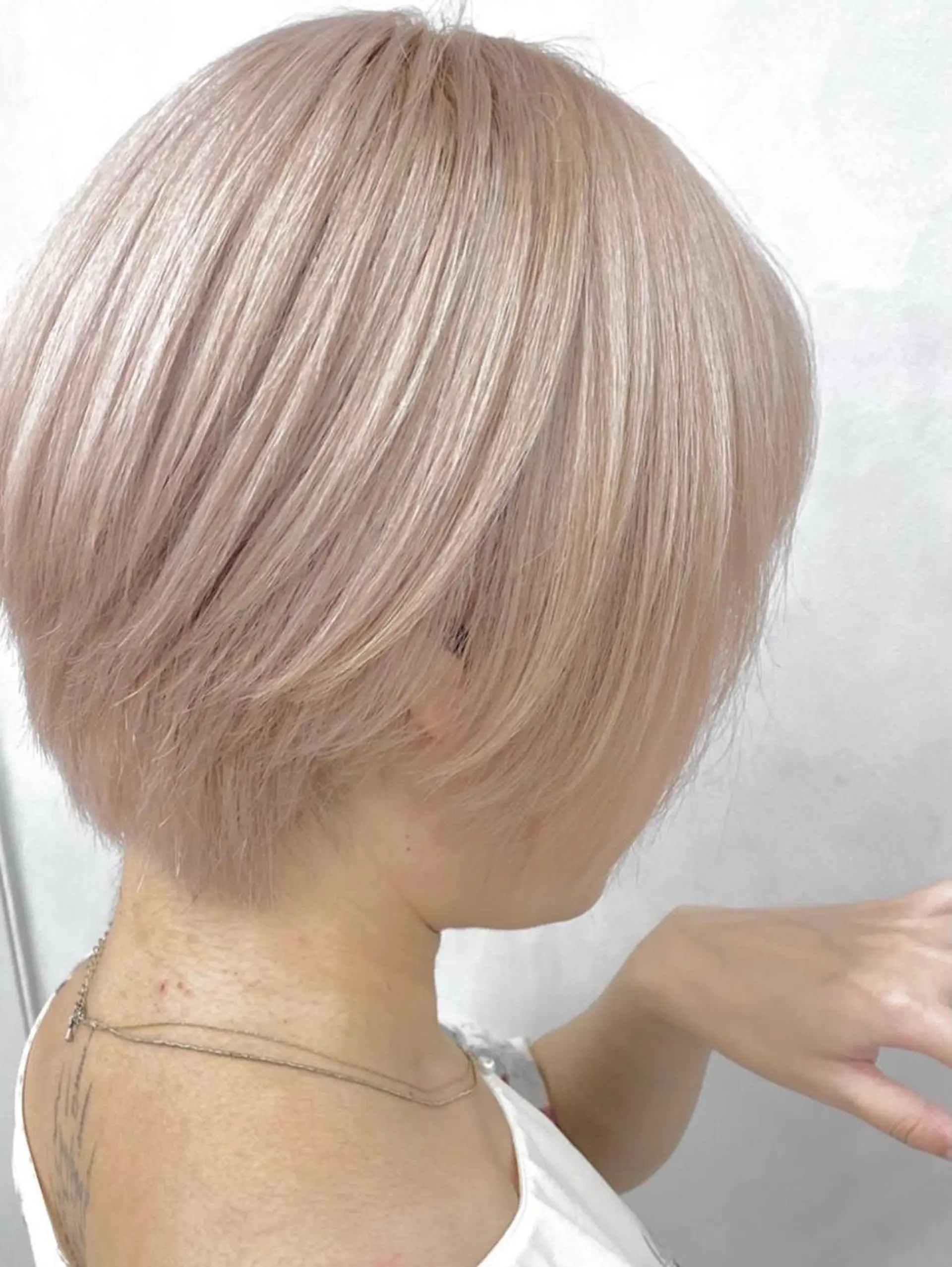 ショート カラー ヘアカラー 艶ハイトーンブリーチ 🌈小林侑雅のヘアスタイル