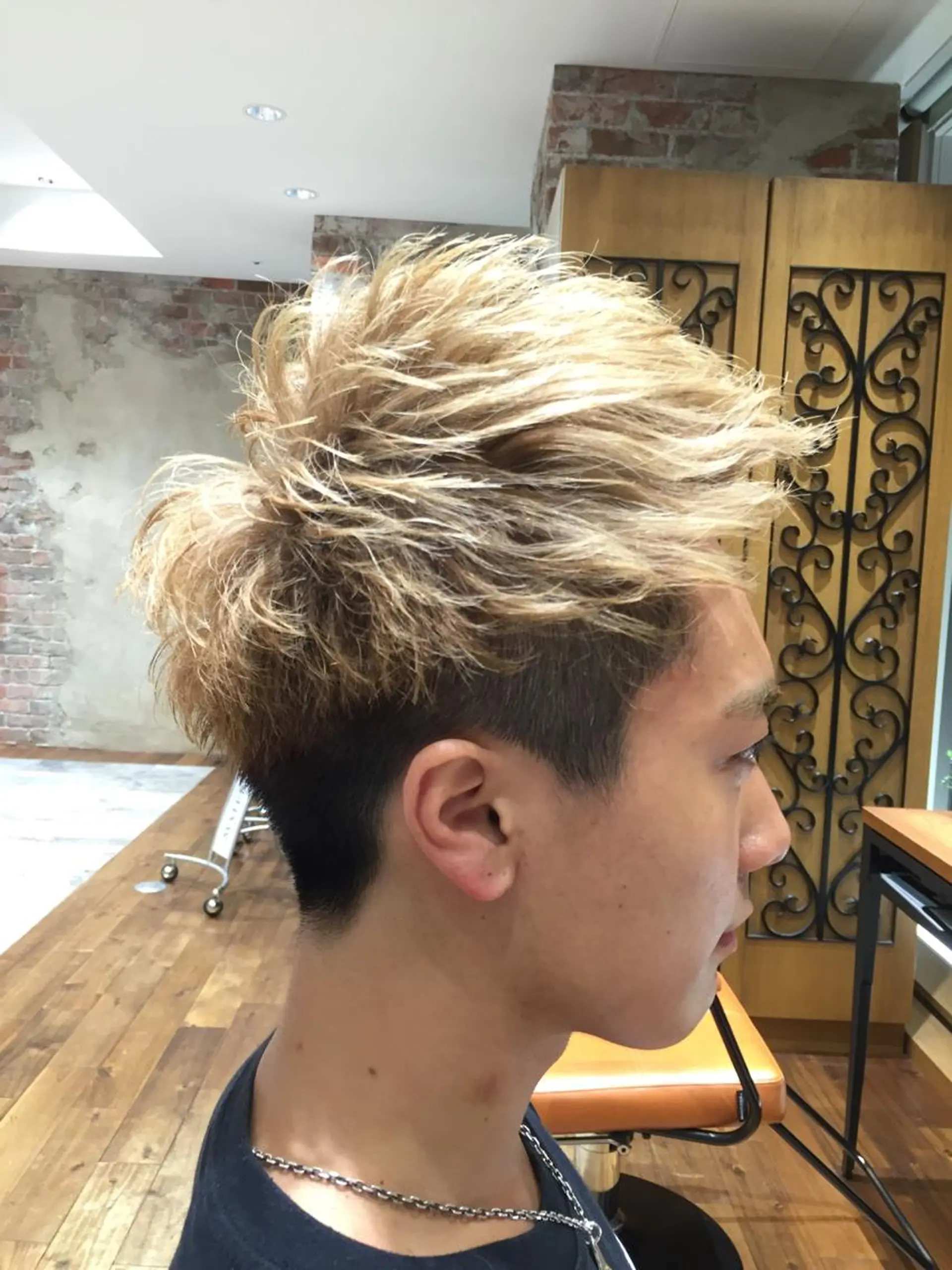 ショート ミディアム カラー パーマ メンズ ツーブロック ツートーンカラー Soleria 田中慎一のヘアスタイル