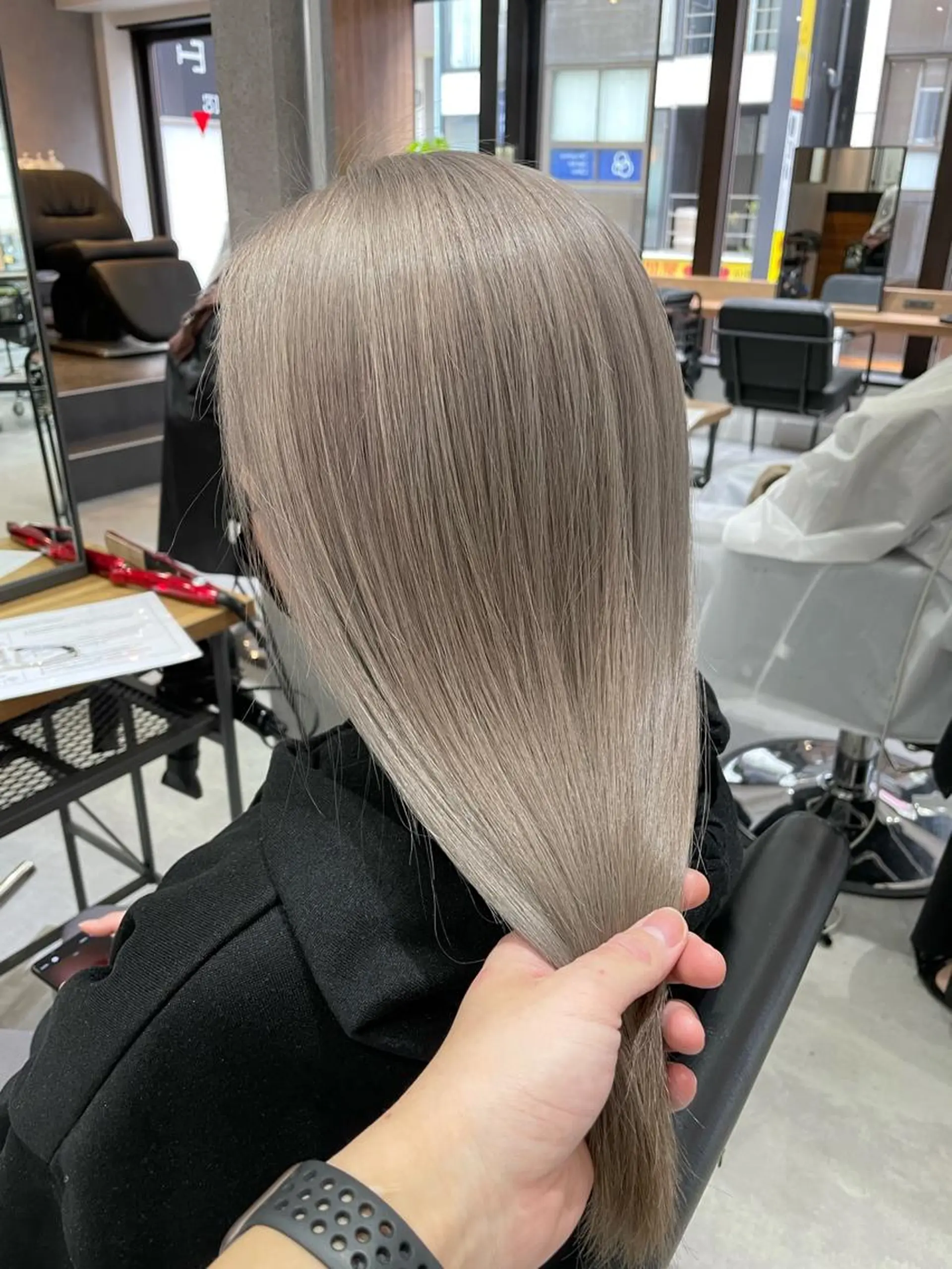 セミロング カラー アッシュ ベージュカラー ブリーチ ケアブリーチ ダブルカラー ヘアカラー トリートメント KEISUKE🐶 カラー✨エクステのヘアスタイル