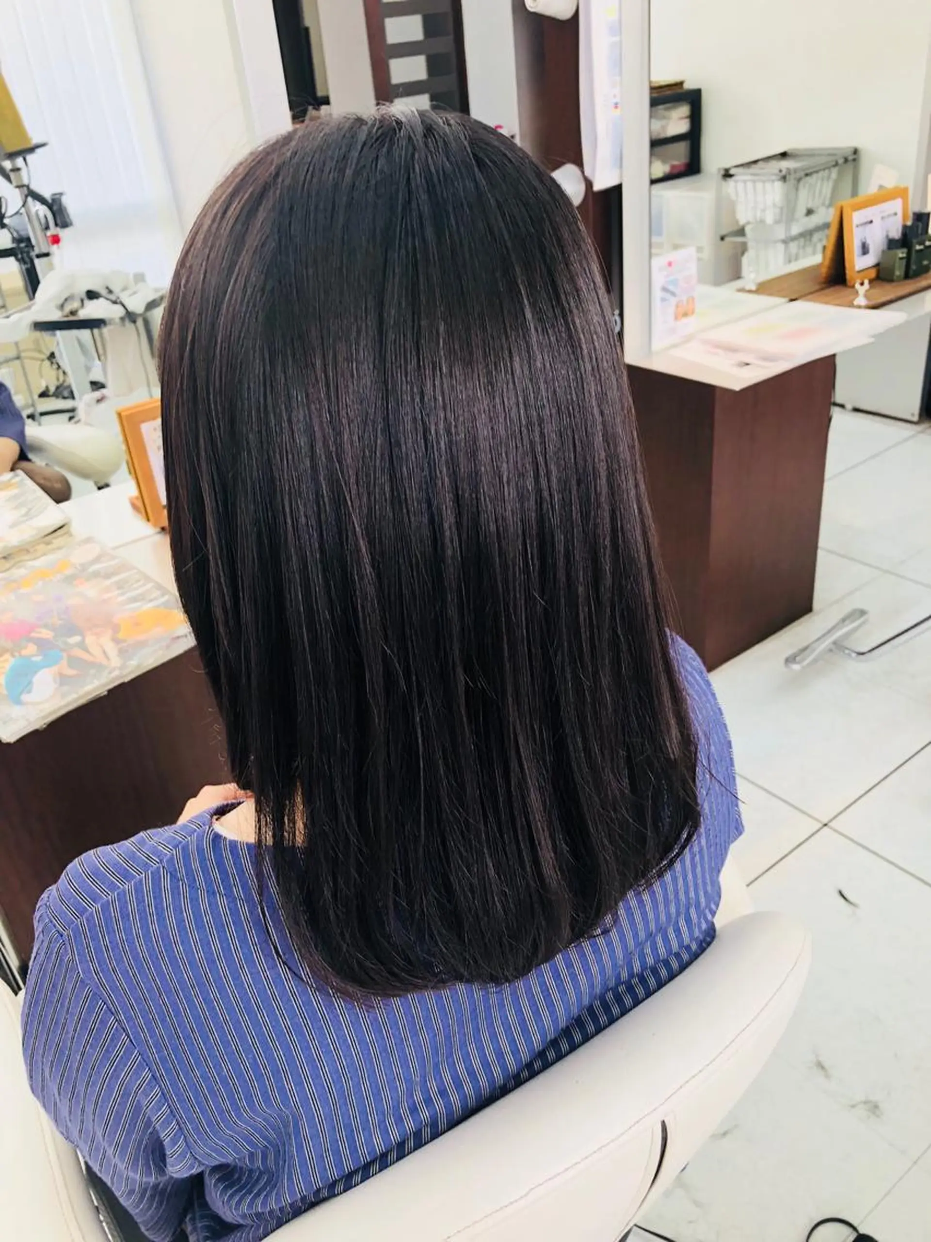 セミロング カラー ブラウンカラー ダークブラウン 岩崎 裕司のヘアスタイル