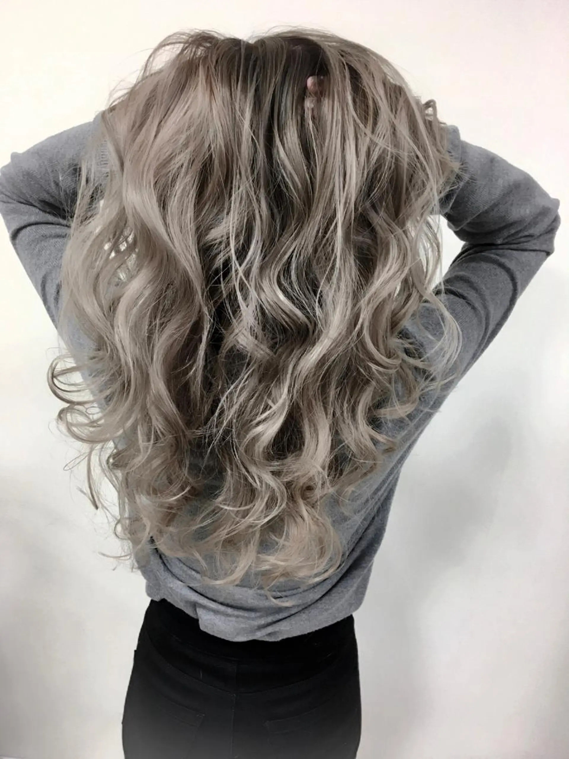 ロング カラー バレイヤージュ グレージュ レイヤーカット ヘアカラー トリートメント Beach 代表 KENTAのヘアスタイル