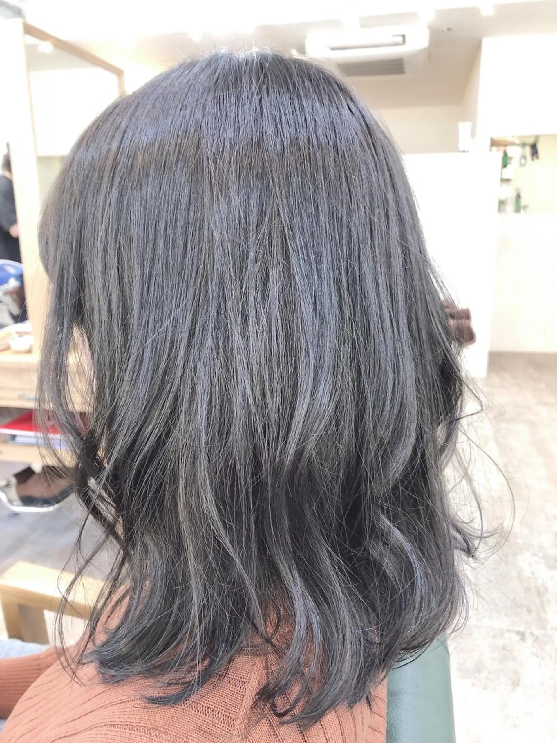 ミディアム カラー アディクシーカラー ブルーカラー ブルージュ カット ヘアカラー 菊池 貢平のヘアスタイル