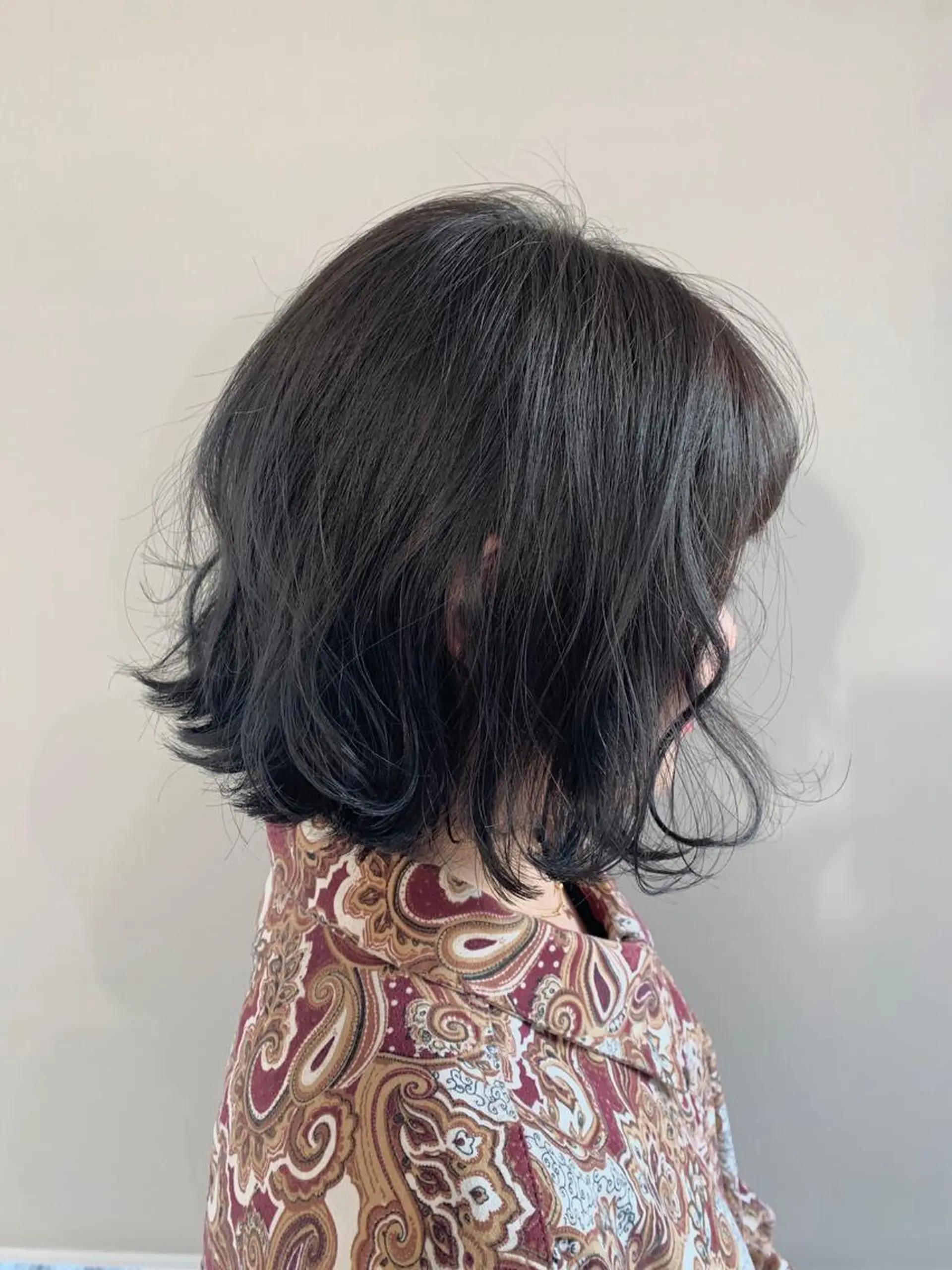 ミディアム カラー パーマ ヘアアレンジ ネイビーカラー ボブ 加藤 綾華のヘアスタイル