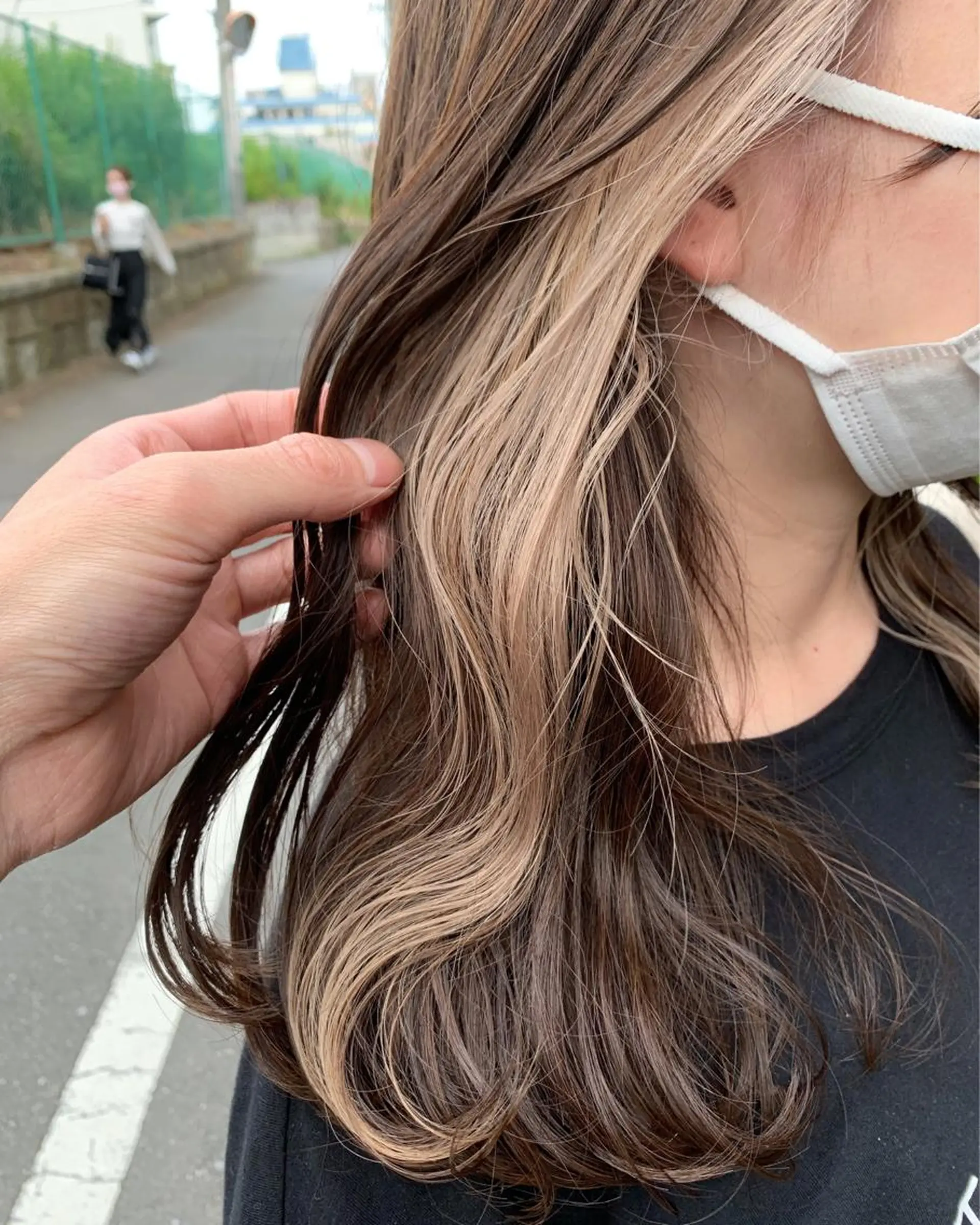 セミロング カラー ベージュカラー ブリーチ ケアブリーチ イヤリングカラー ホワイトベージュ カット ヘアカラー 溝口 恭章のヘアスタイル