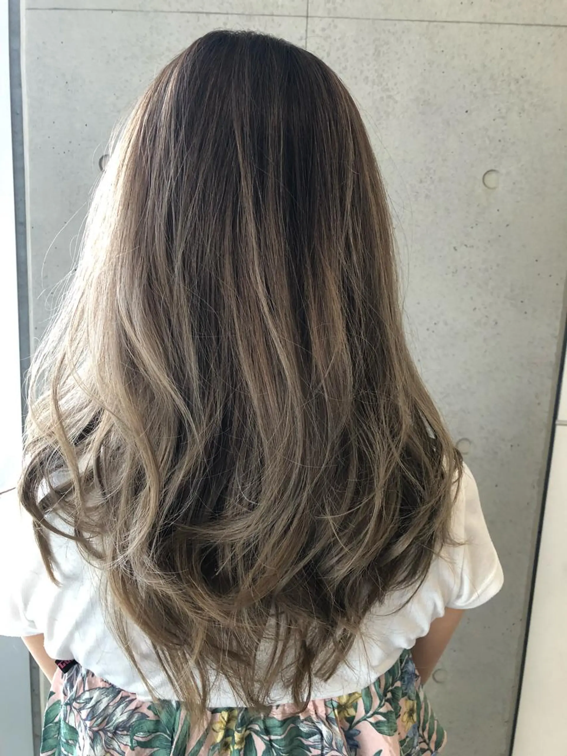 ロング カラー グラデーションカラー グレージュ ヘアカラー 松本 明日可のヘアスタイル