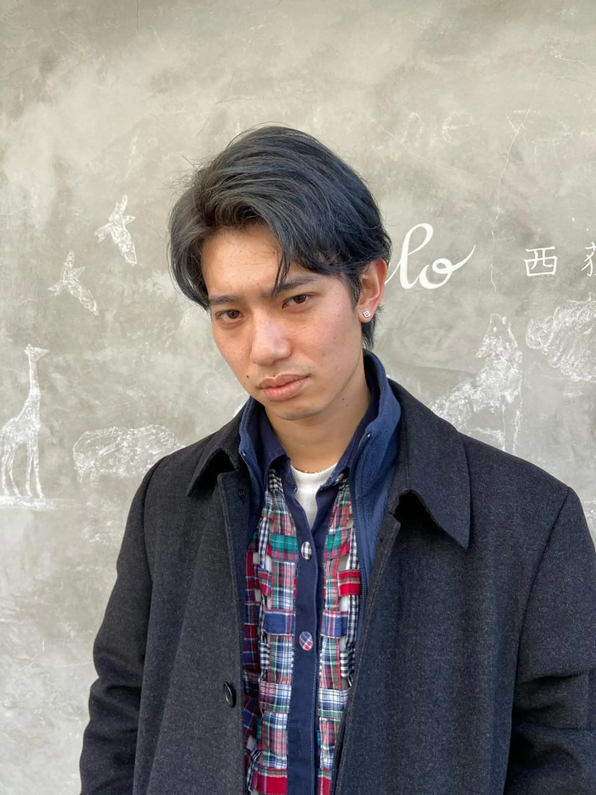 ショート カラー メンズ メンズブリーチ ブリーチ グラデーションカラー ネイビーカラー シルバー 原一真/ 外国人ショートヘアのヘアスタイル