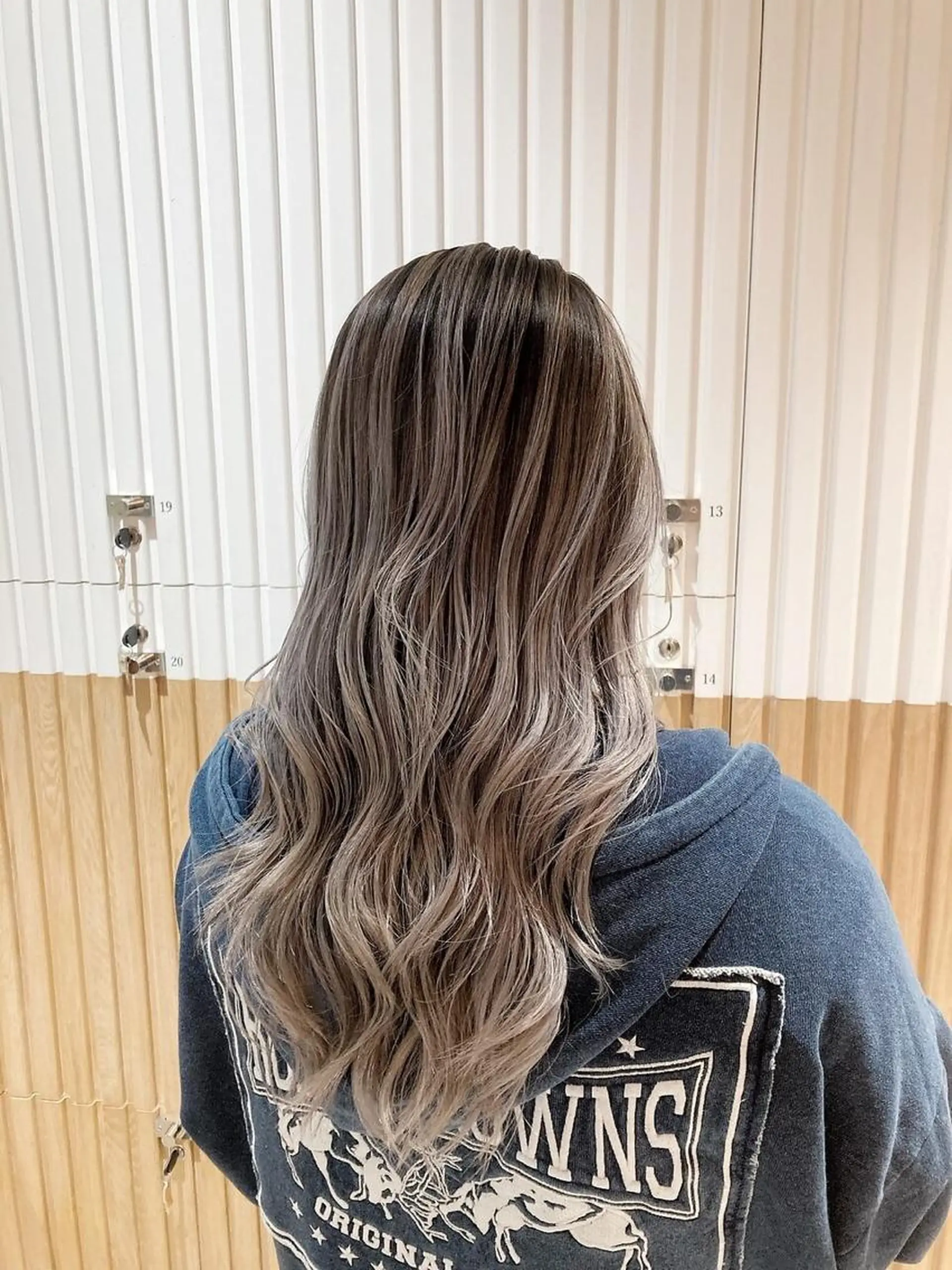 ロング カラー アッシュ アッシュグレー アッシュグレージュ バレイヤージュ ベージュカラー カット ヘアカラー Radix所属・ボブ/ハイトーン 福生Radix 下田のヘアスタイル