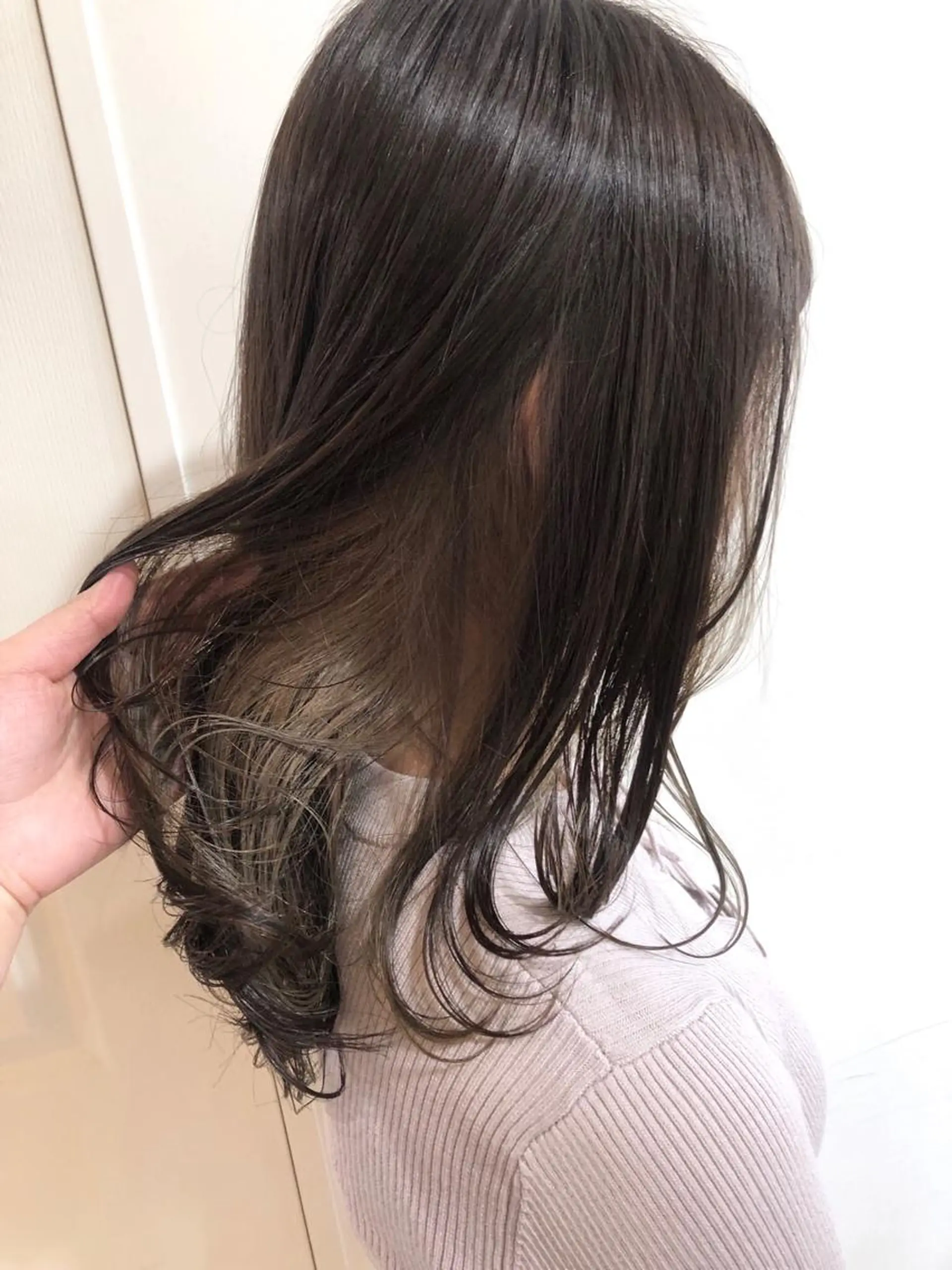 セミロング カラー カット ヘアカラー トリートメント MIOベージュカラー 柔らかいカラーのヘアスタイル