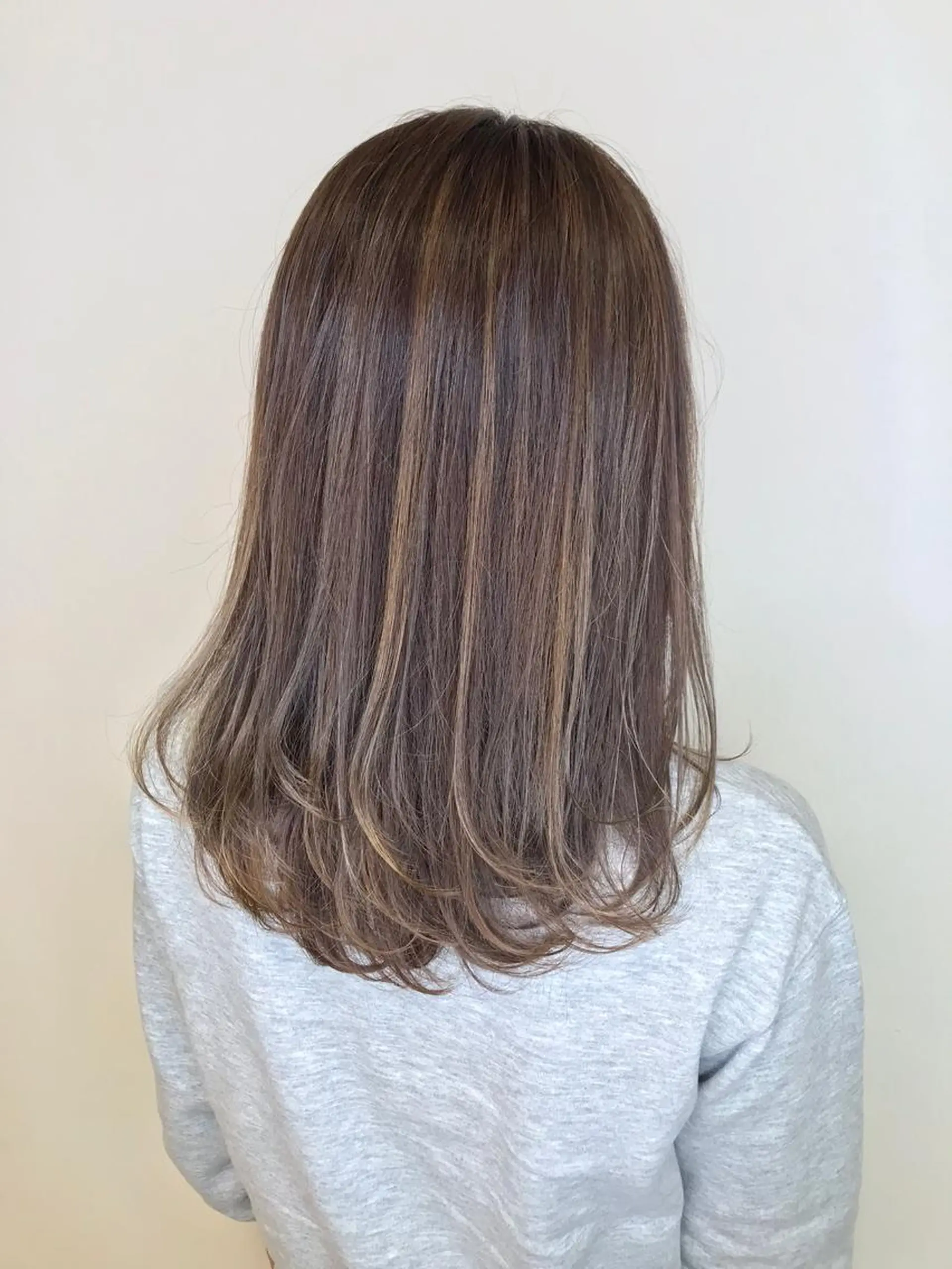 ミディアム カラー ミディアムパーマ ベージュカラー ハイライトカラー イルミナカラー ハイライト ヘアカラー トリートメント Miru by INCE HAIRのヘアスタイル