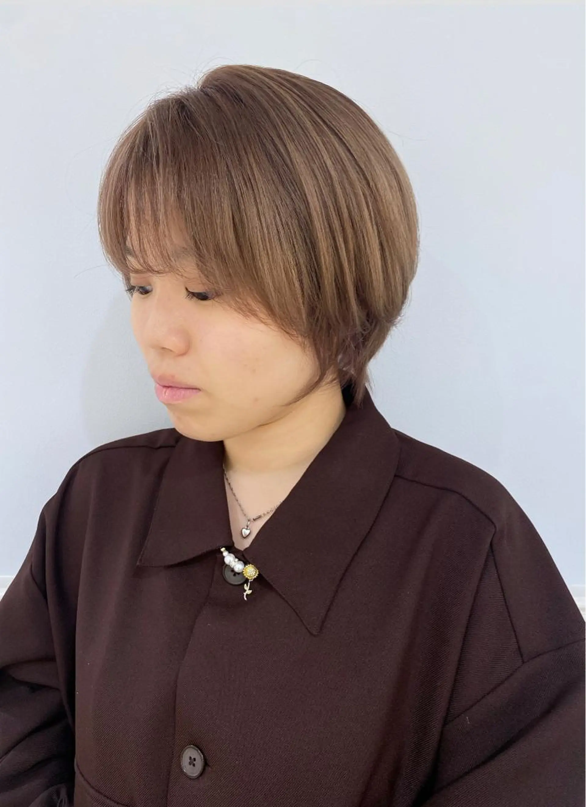 ショート カラー ベージュカラー ブリーチ 小顔レイヤー/ ベージュ🤍Rieのヘアスタイル