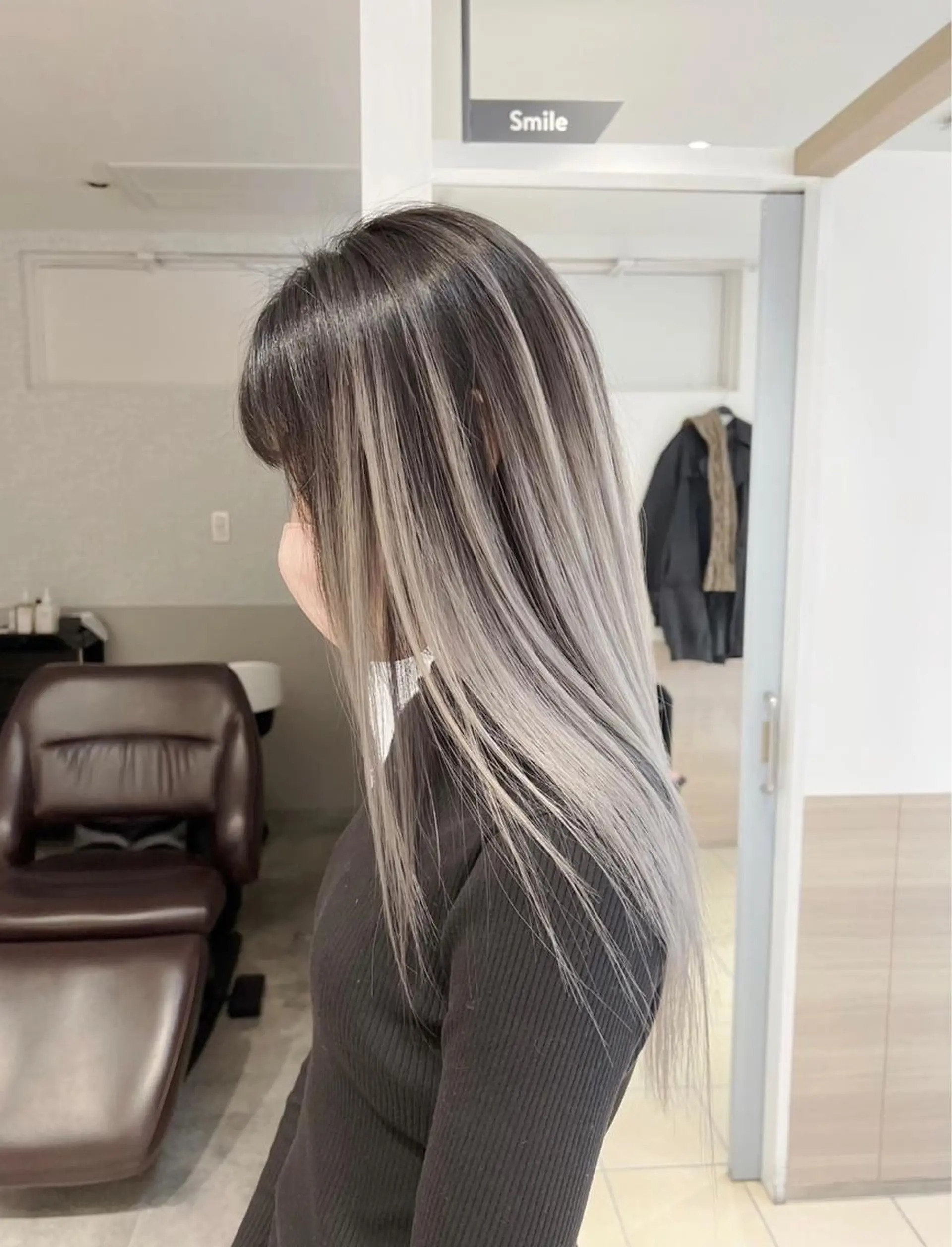 ロング カラー バレイヤージュ シルバー ホワイトシルバー レイヤーカット ヘアカラー トリートメント 指名数No.1 /NAOYAのヘアスタイル