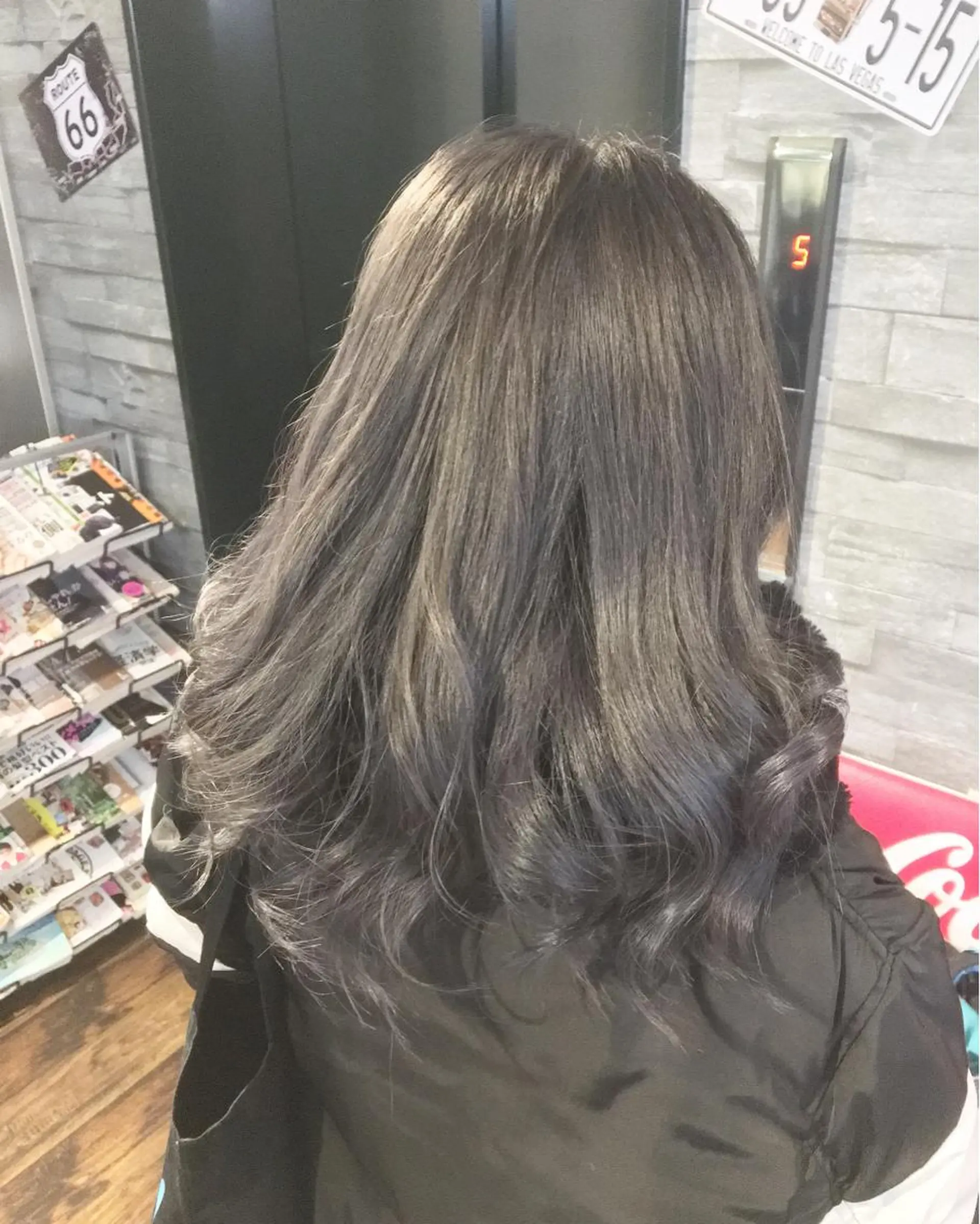 セミロング カラー ブリーチ グレージュ 川名 充✂️のヘアスタイル