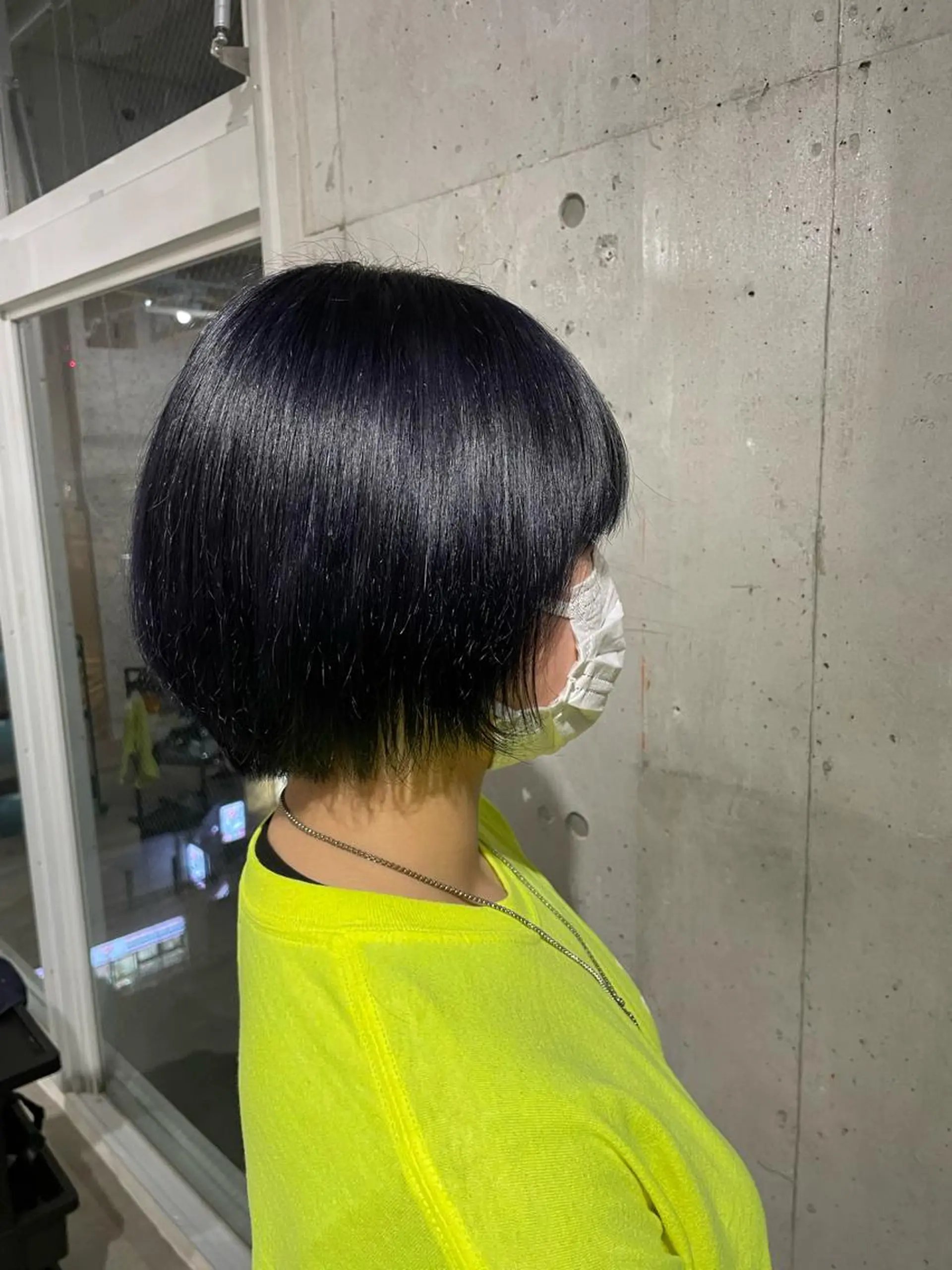 ショート カラー 黒髪 ネイビーカラー SHOTO ハイトー ン/ブロンドカラーのヘアスタイル