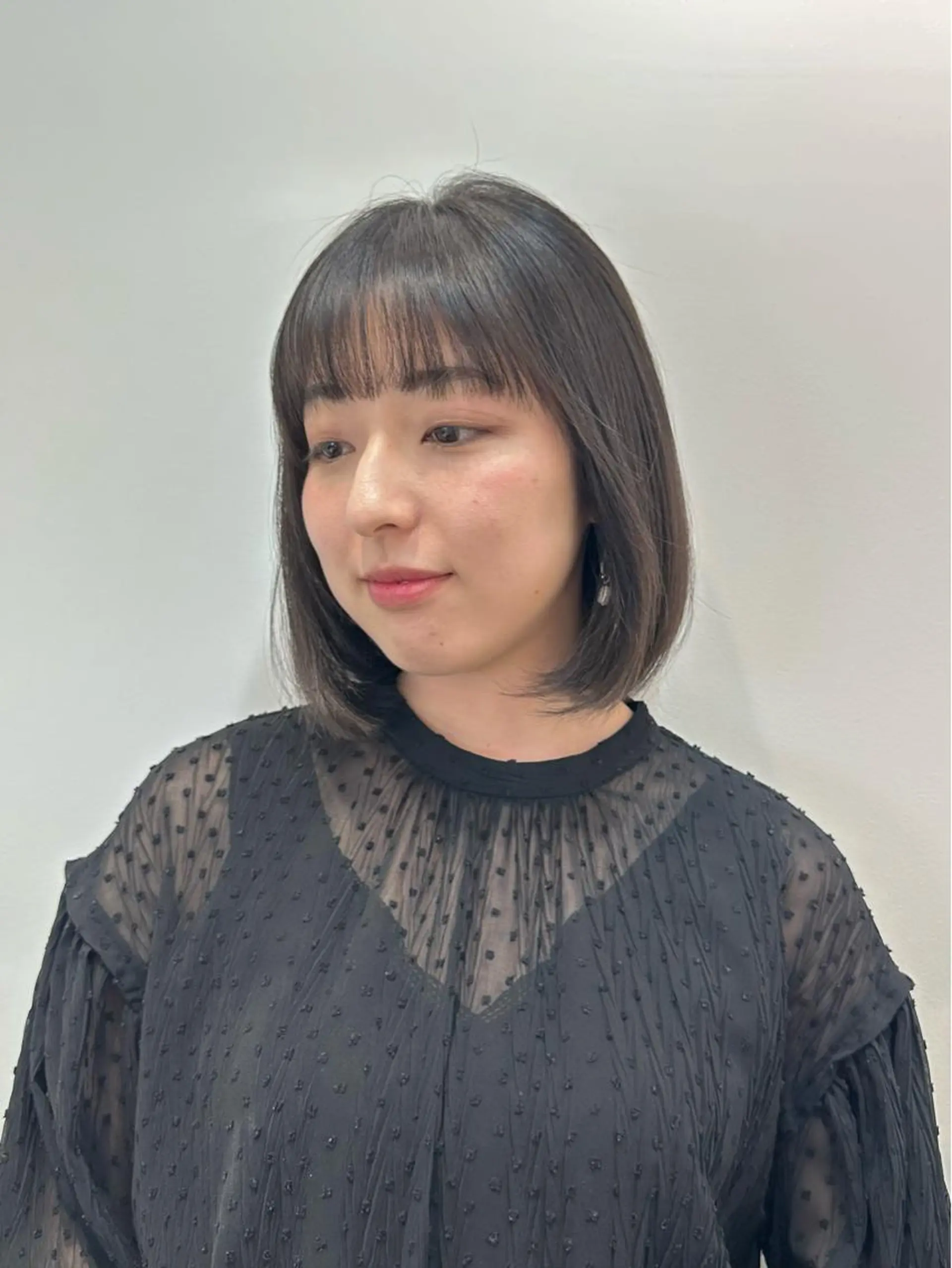 ミディアム カラー パーマ ヘアアレンジ メンズ キッズ ネイル マツエク・マツパ アイブロウ 切りっぱなしヘアボブ ミディアムヘアRYOのヘアスタイル