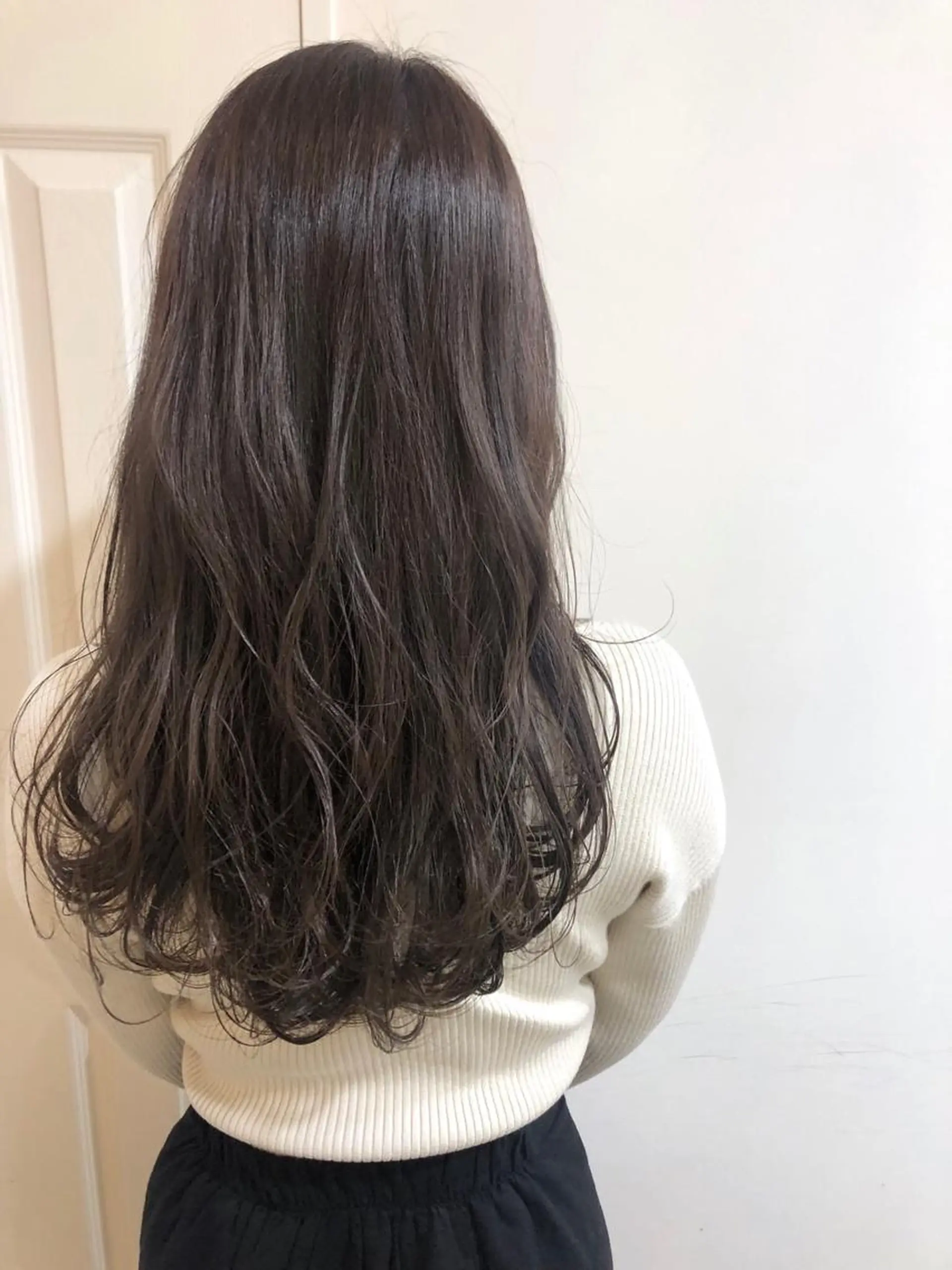 ロング カラー MIOベージュカラー 柔らかいカラーのヘアスタイル
