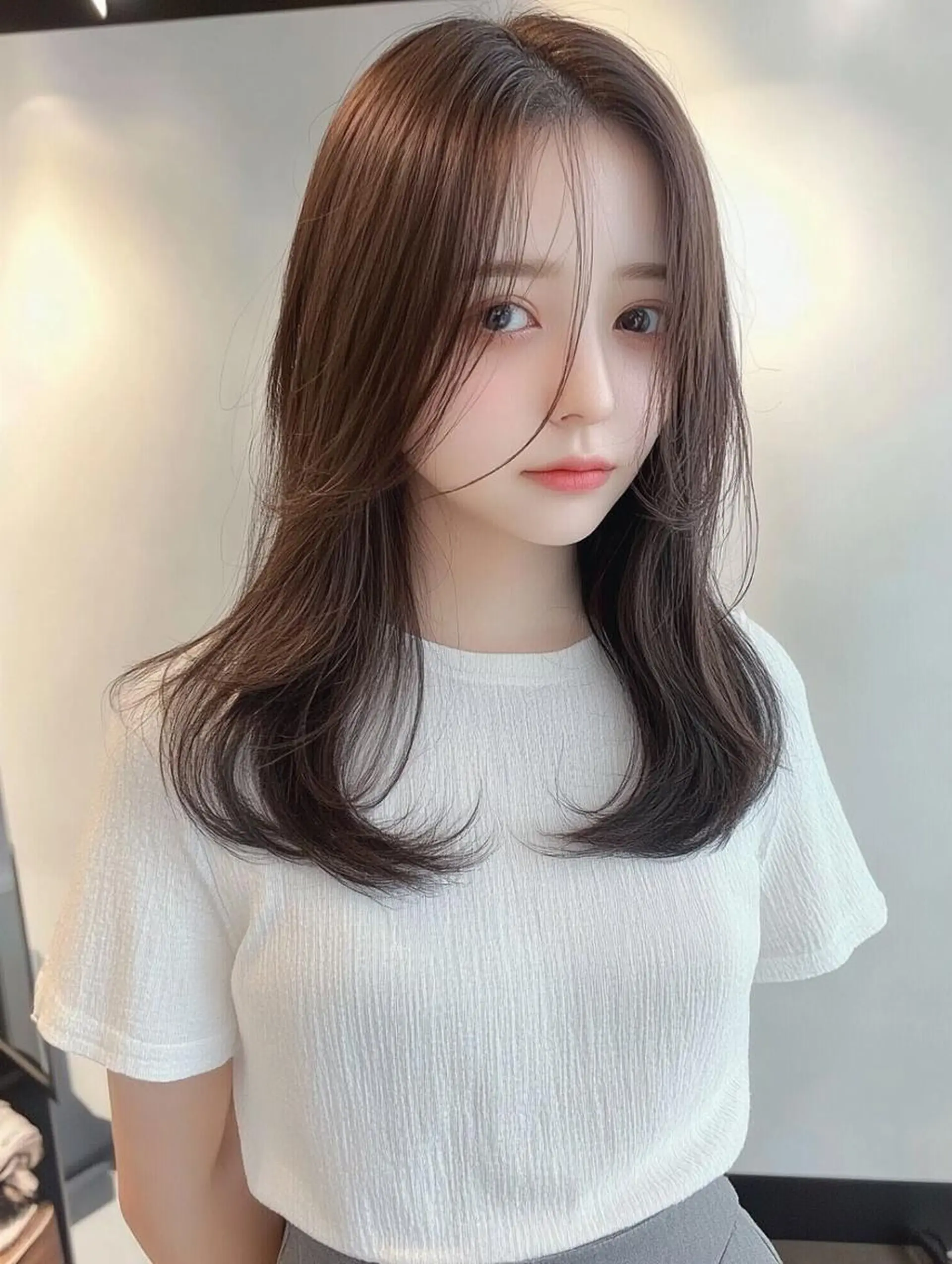 ロング カラー カット 赤みなしオリーブ ハイトーン×レイヤーのヘアスタイル