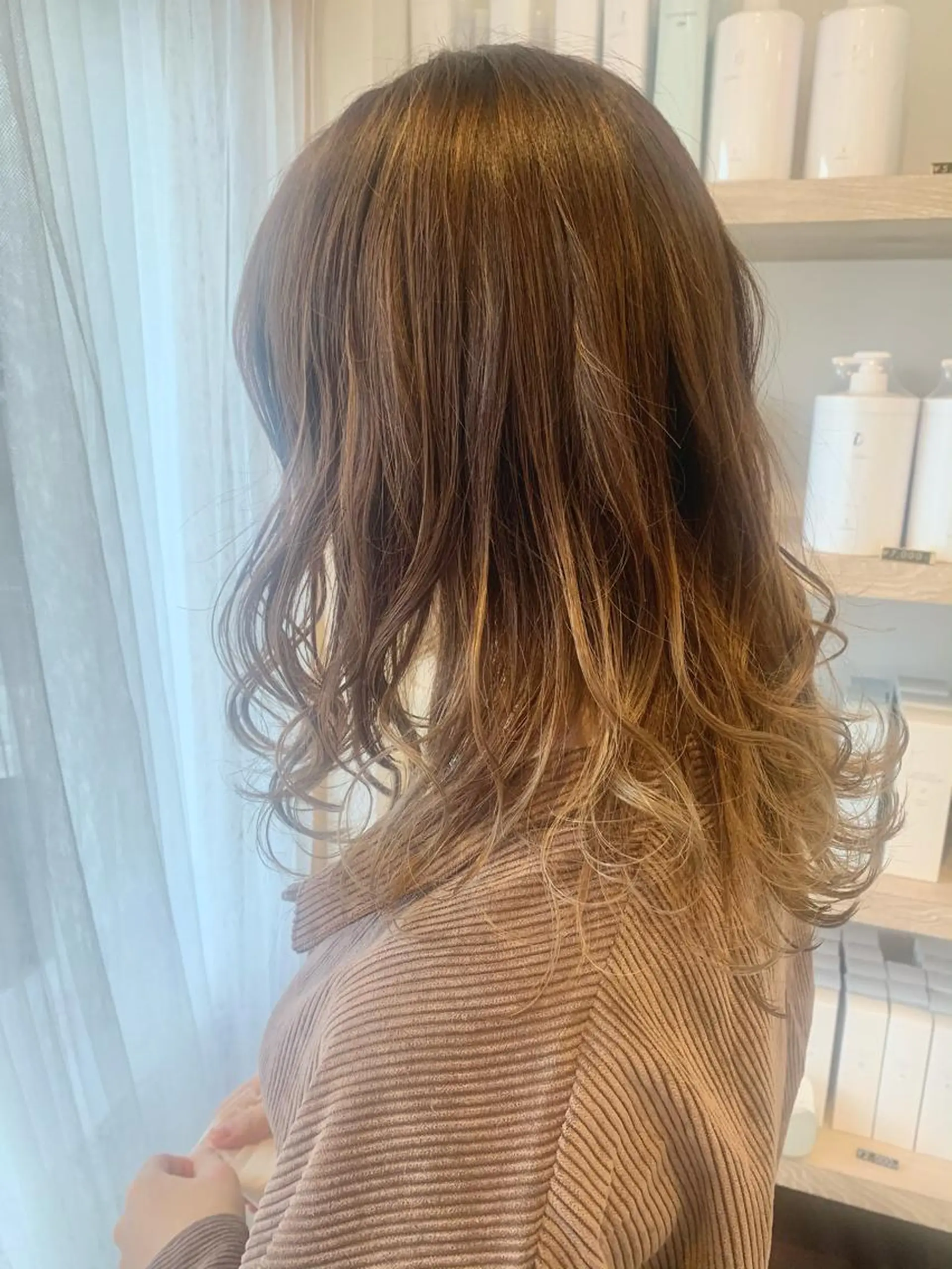 セミロング カラー バレイヤージュ ベージュカラー グラデーションカラー ハイライトカラー ホワイトベージュ ヘアカラー トリートメント cher. 新井瑞希のヘアスタイル