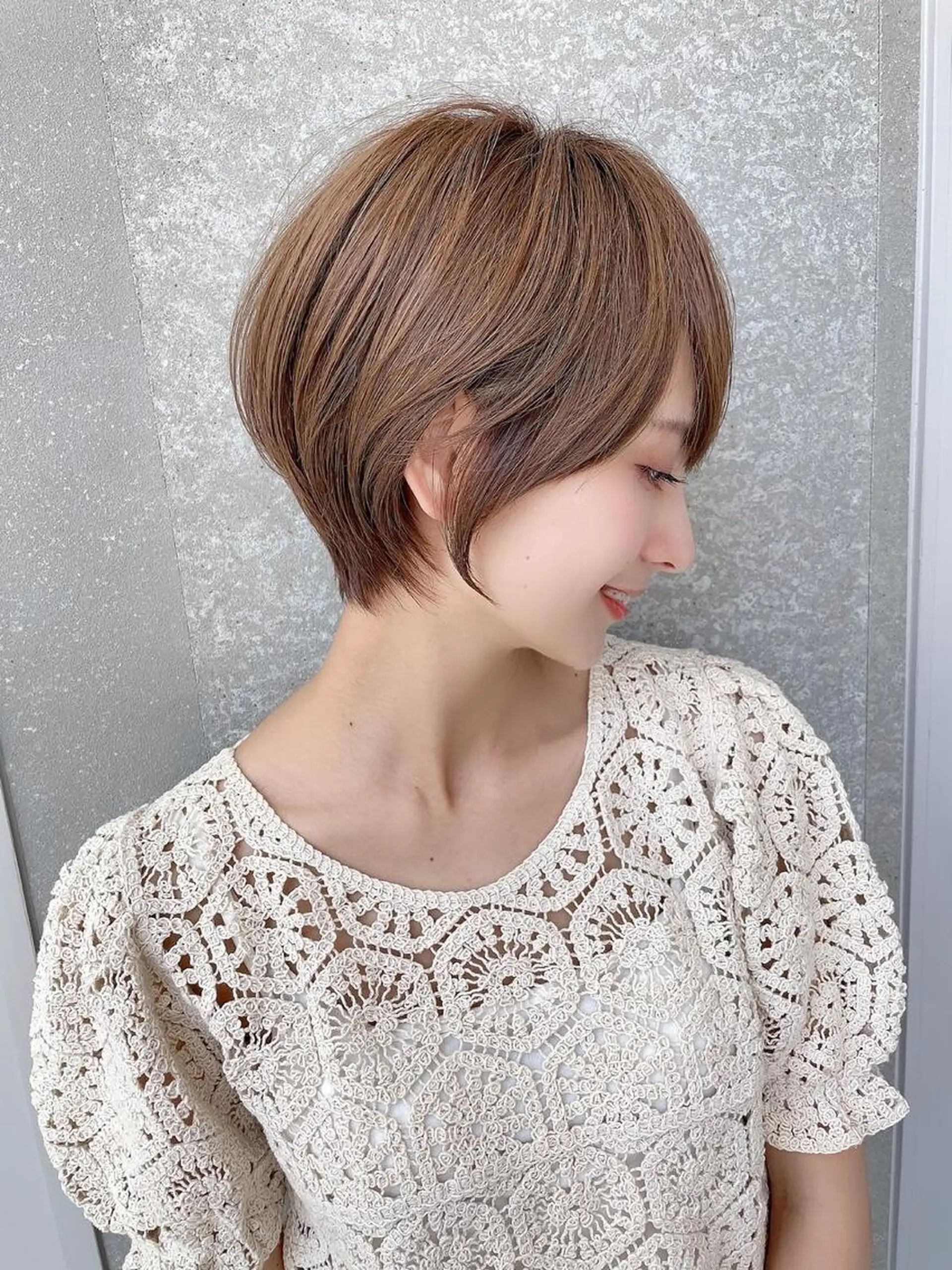 ショート カラー ヘアアレンジ 丸みショート ベージュカラー ペールベージュ ショートヘア 小顔カット ✨コテ巻き風パーマ ✨川合佑哉のヘアスタイル