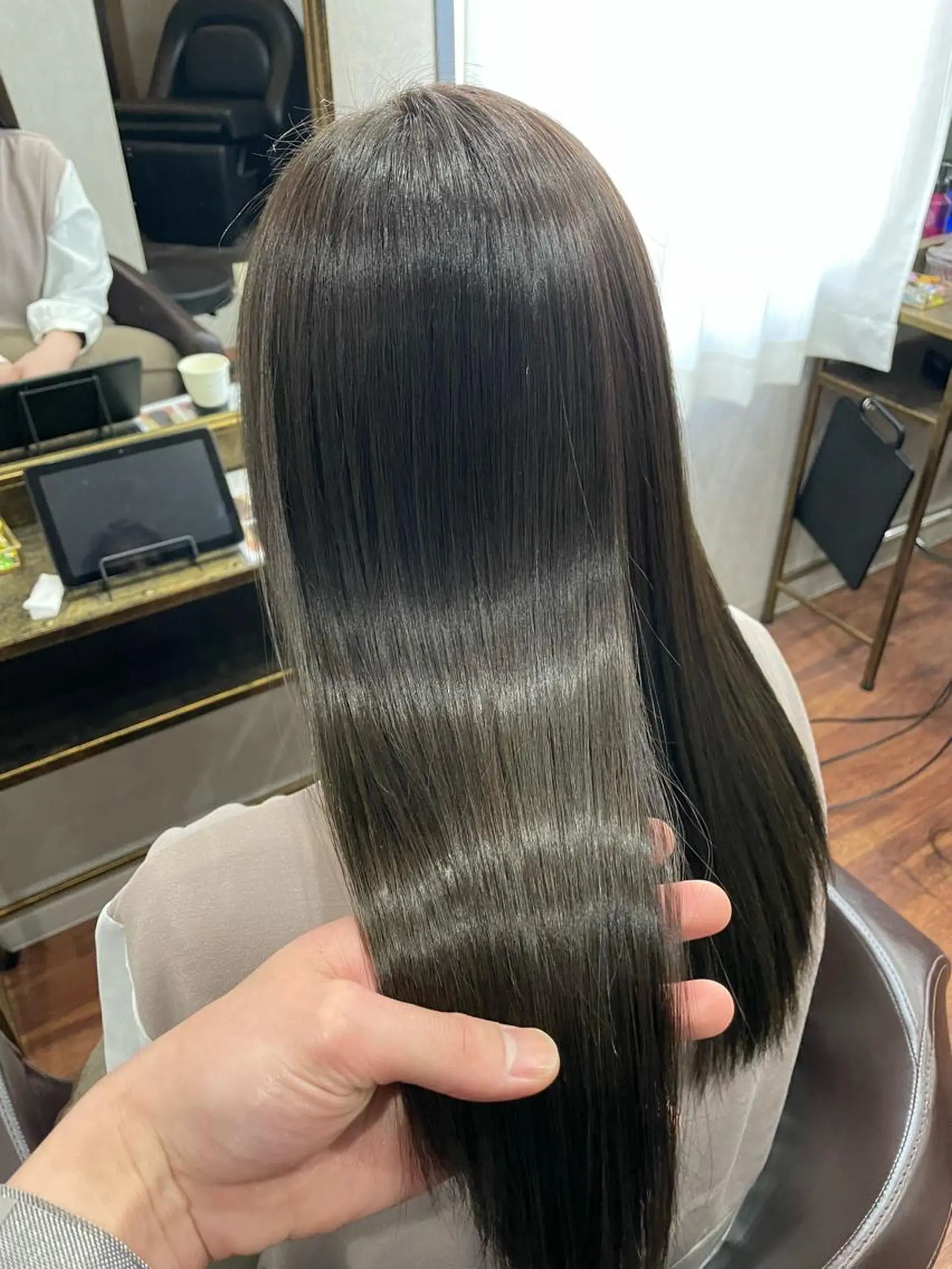 ミディアム カラー カット ヘアカラー トリートメント 井本翔太.髪質改善. ベージュ.グレージュのヘアスタイル