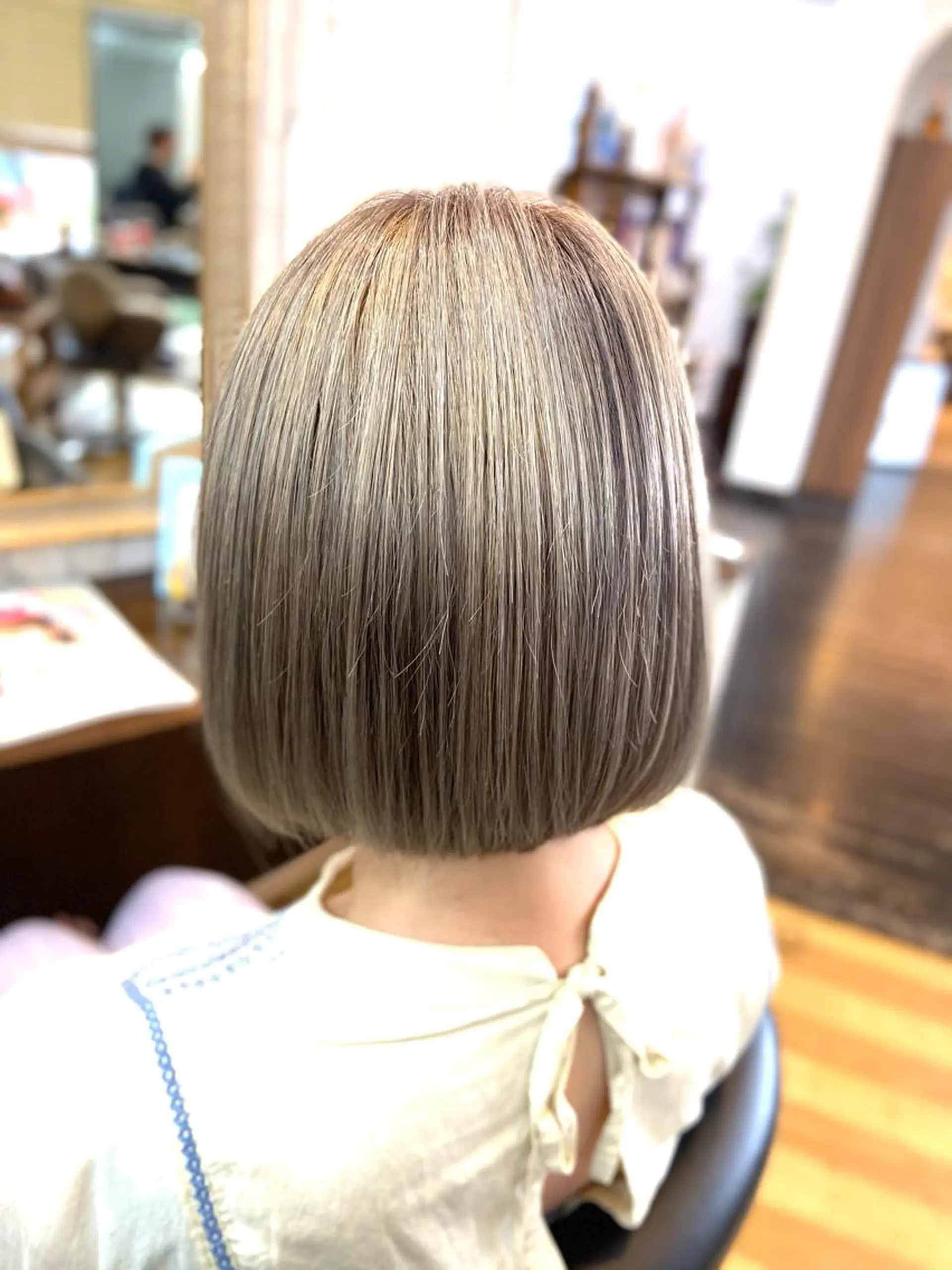 ショート カラー ベージュカラー ブリーチ ハイトーンカラー ホワイトベージュ ARK 武藤のヘアスタイル