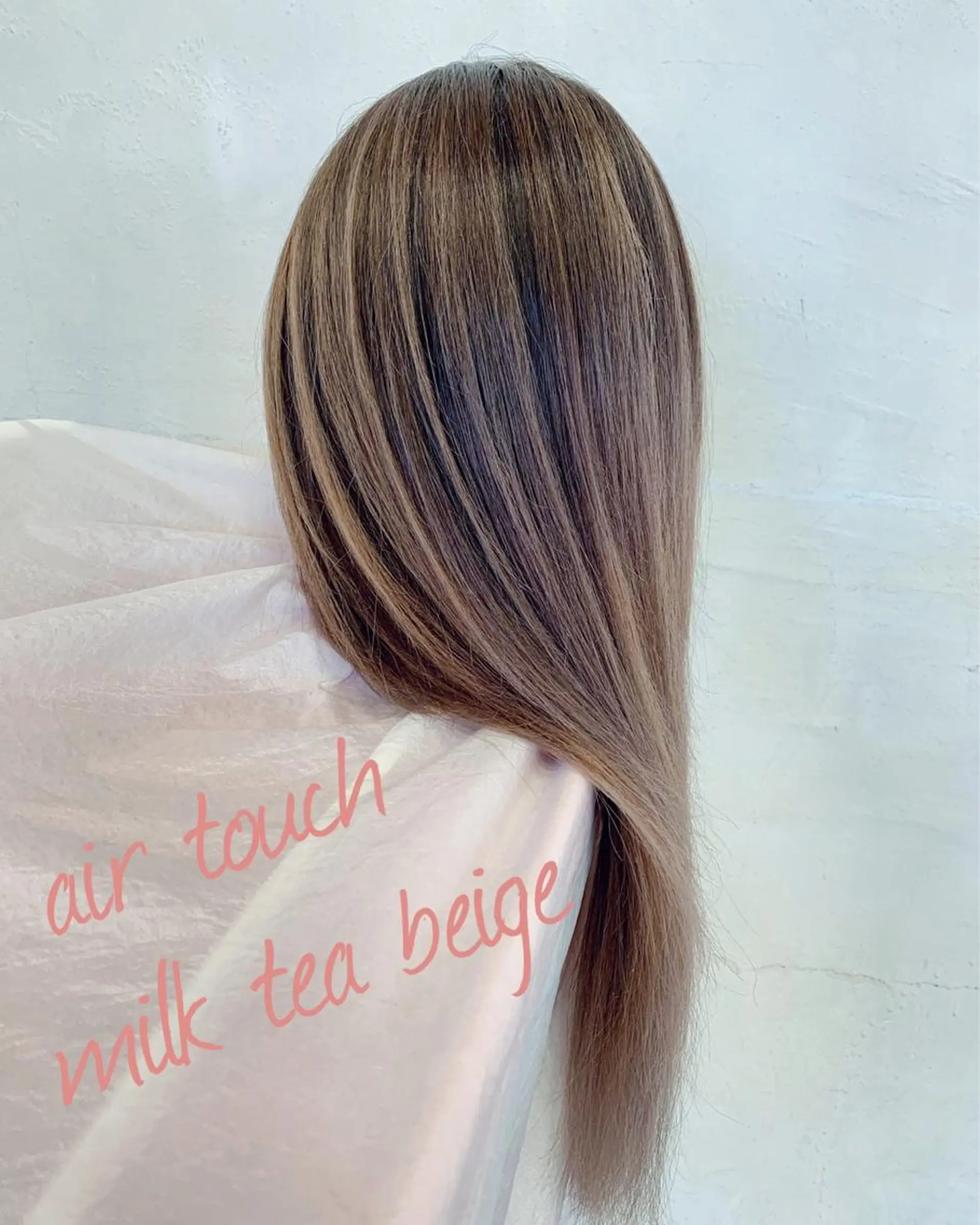 セミロング カラー バレイヤージュ ベージュカラー ミルクティーベージュ レイヤーカット ヘアカラー GLAD 萩原のヘアスタイル