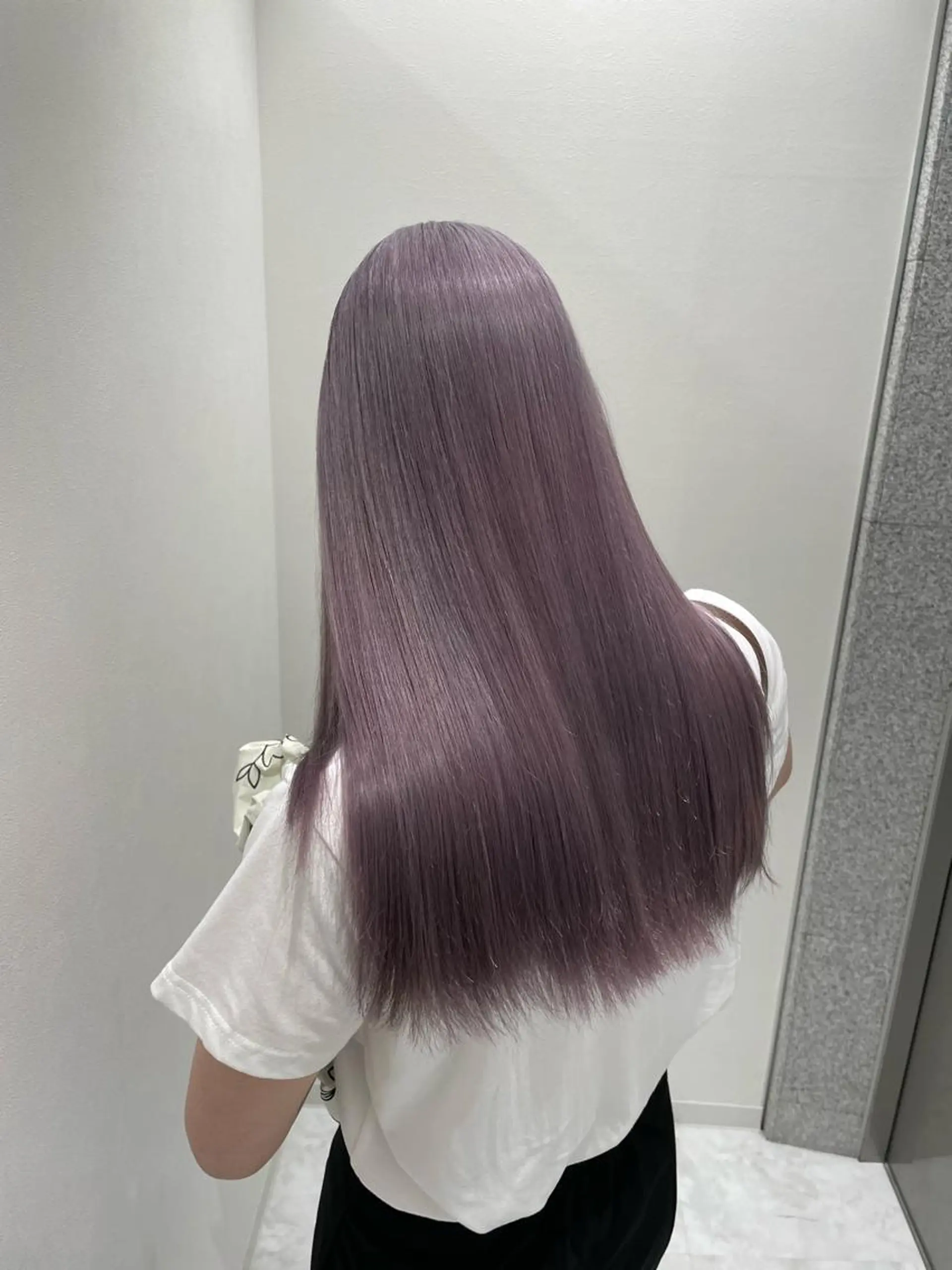 ロング 名古屋ムラ修正 ハイトーンのヘアスタイル