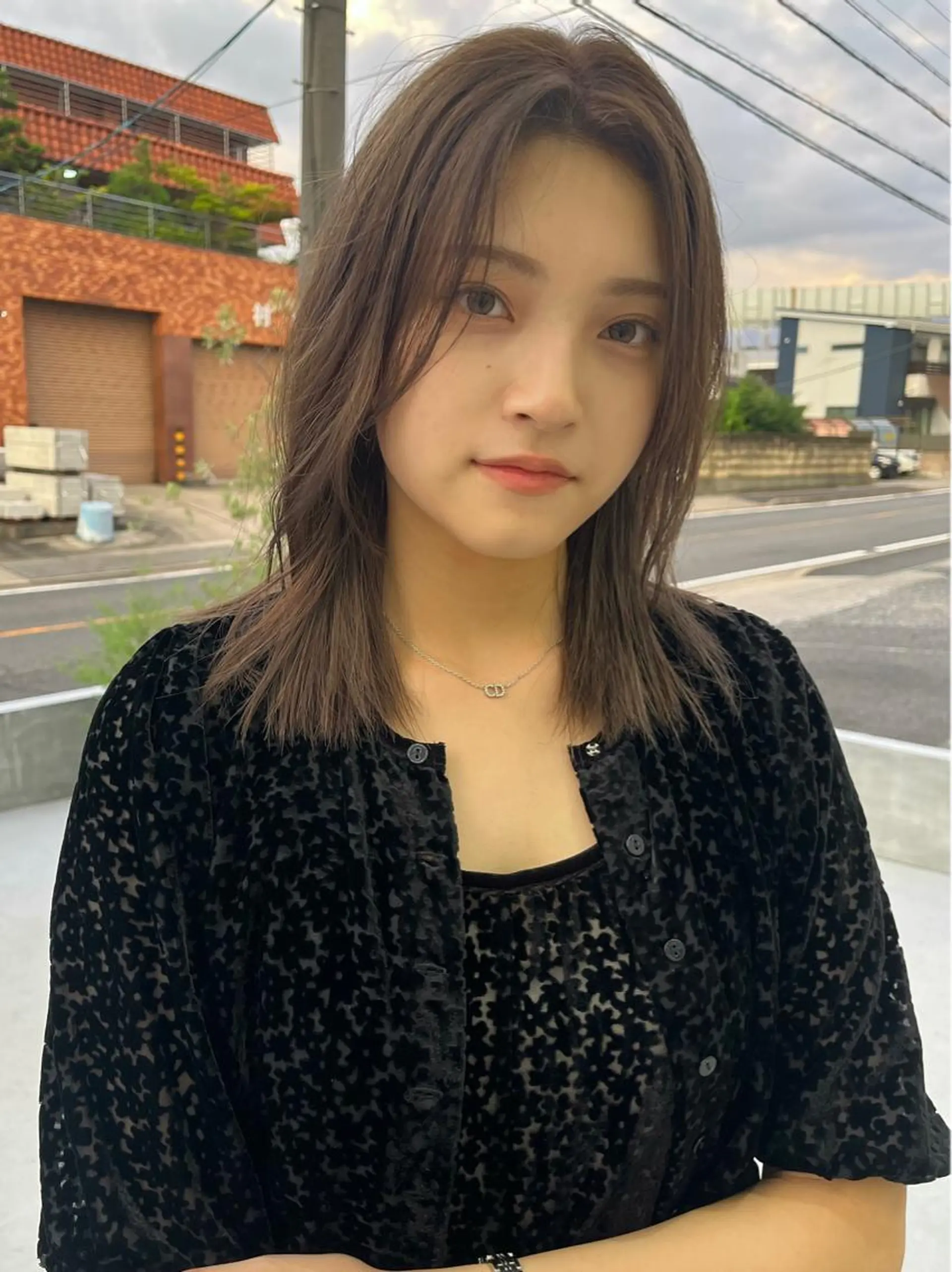 ミディアム カラー グレージュ 網谷 萌夏のヘアスタイル