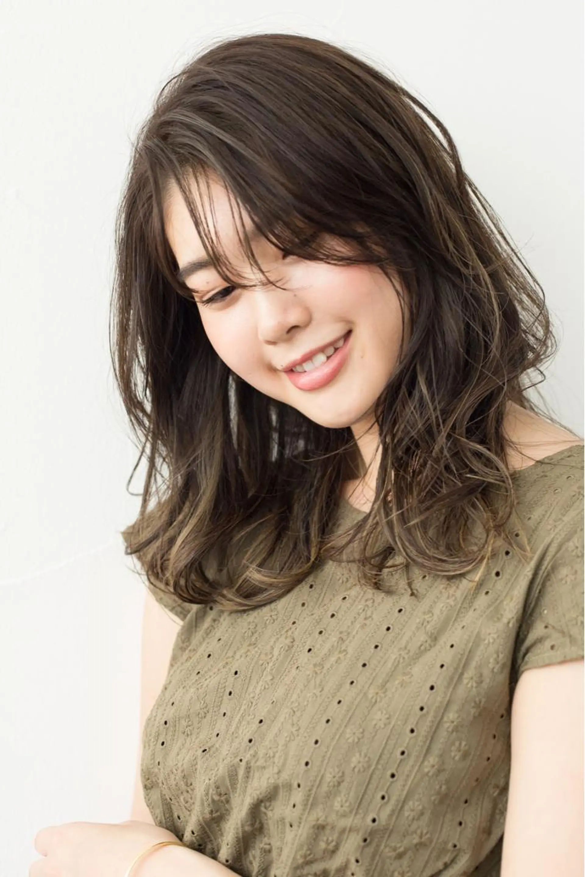 ミディアム カラー 透明感カラー ハイライトカラー ハイライト Ash中目黒店 榊間茜のヘアスタイル