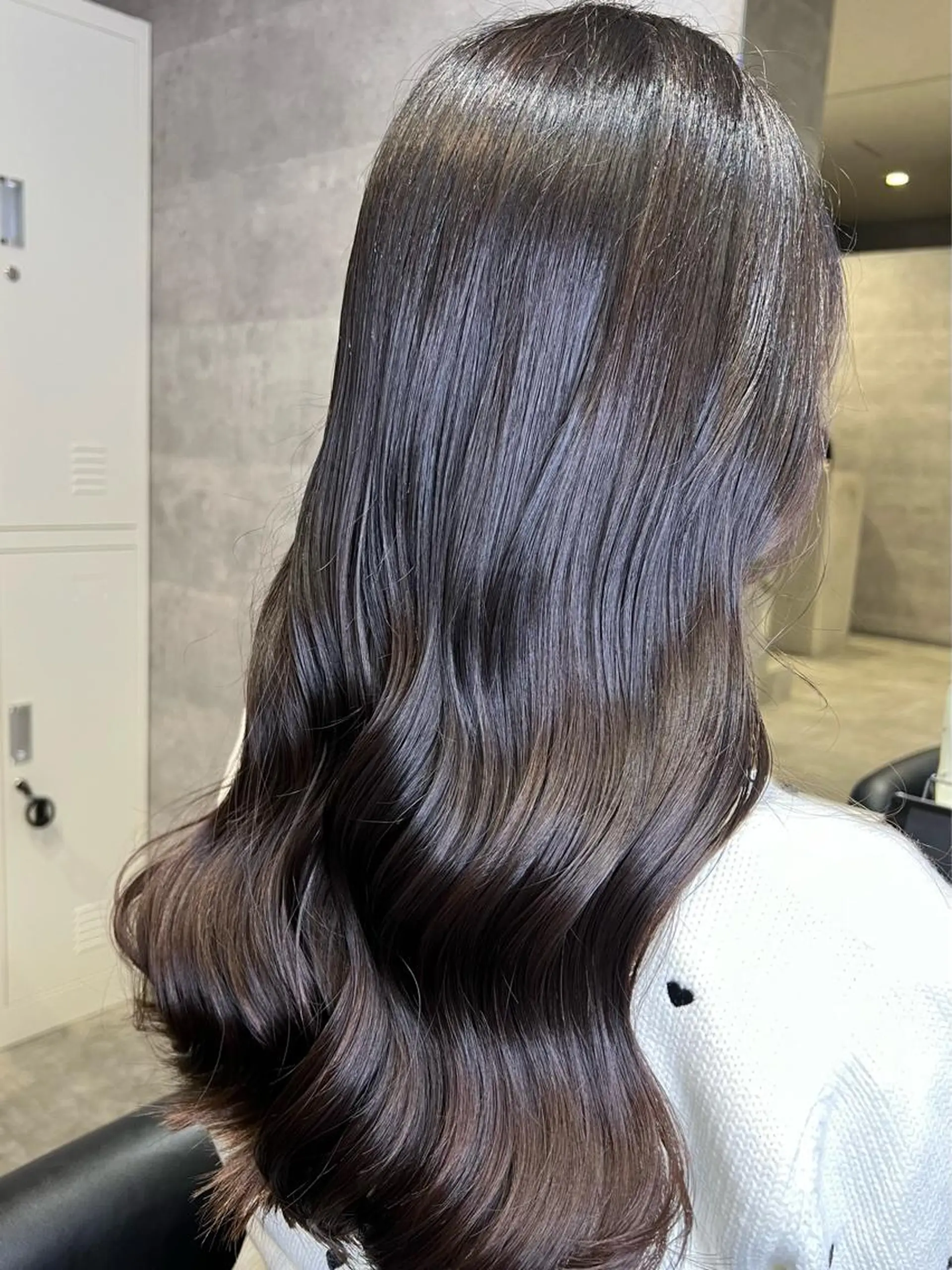 ロング カラー ヘアアレンジ ベージュカラー ブリーチ ダブルカラー ミルクティーベージュ ヨシンモリ GO TODAY SHAiRE SALON 心斎橋edel所属・hiiko顔まわり カットのヘアスタイル