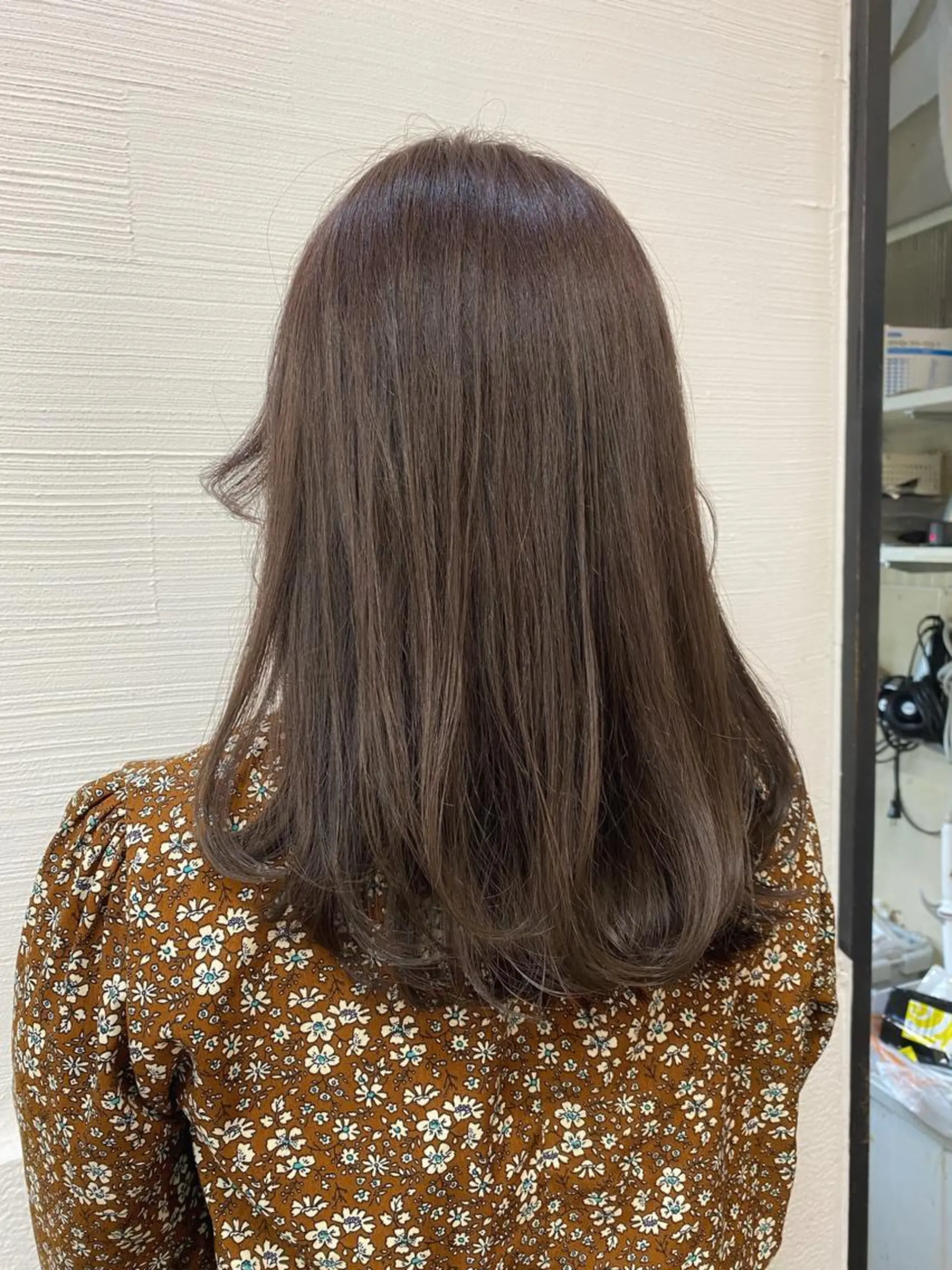 ミディアム カラー グレージュ レイヤーカット カット ヘアカラー トリートメント ボブ/縮毛矯正/ レイヤー/塚田のヘアスタイル