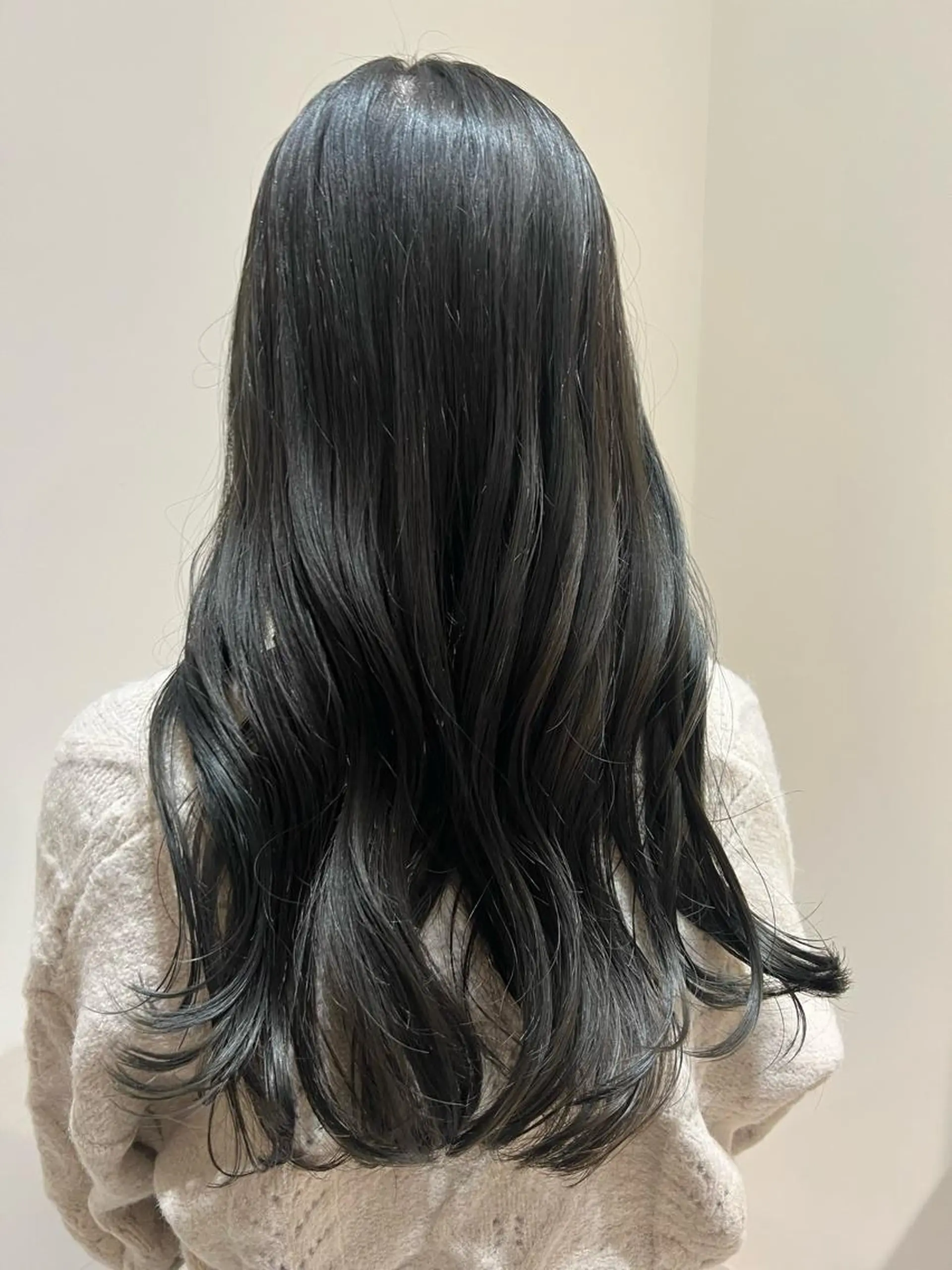 ロング カラー ダークグレー 暗髪カラー🫐パーマ おくだりんかのヘアスタイル