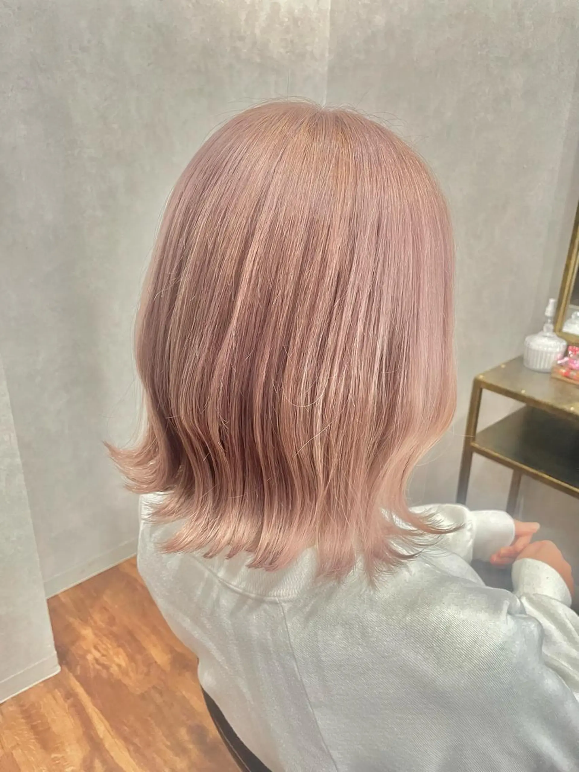 ショート カラー カット ヘアカラー トリートメント 井本翔太.髪質改善. ベージュ.グレージュのヘアスタイル