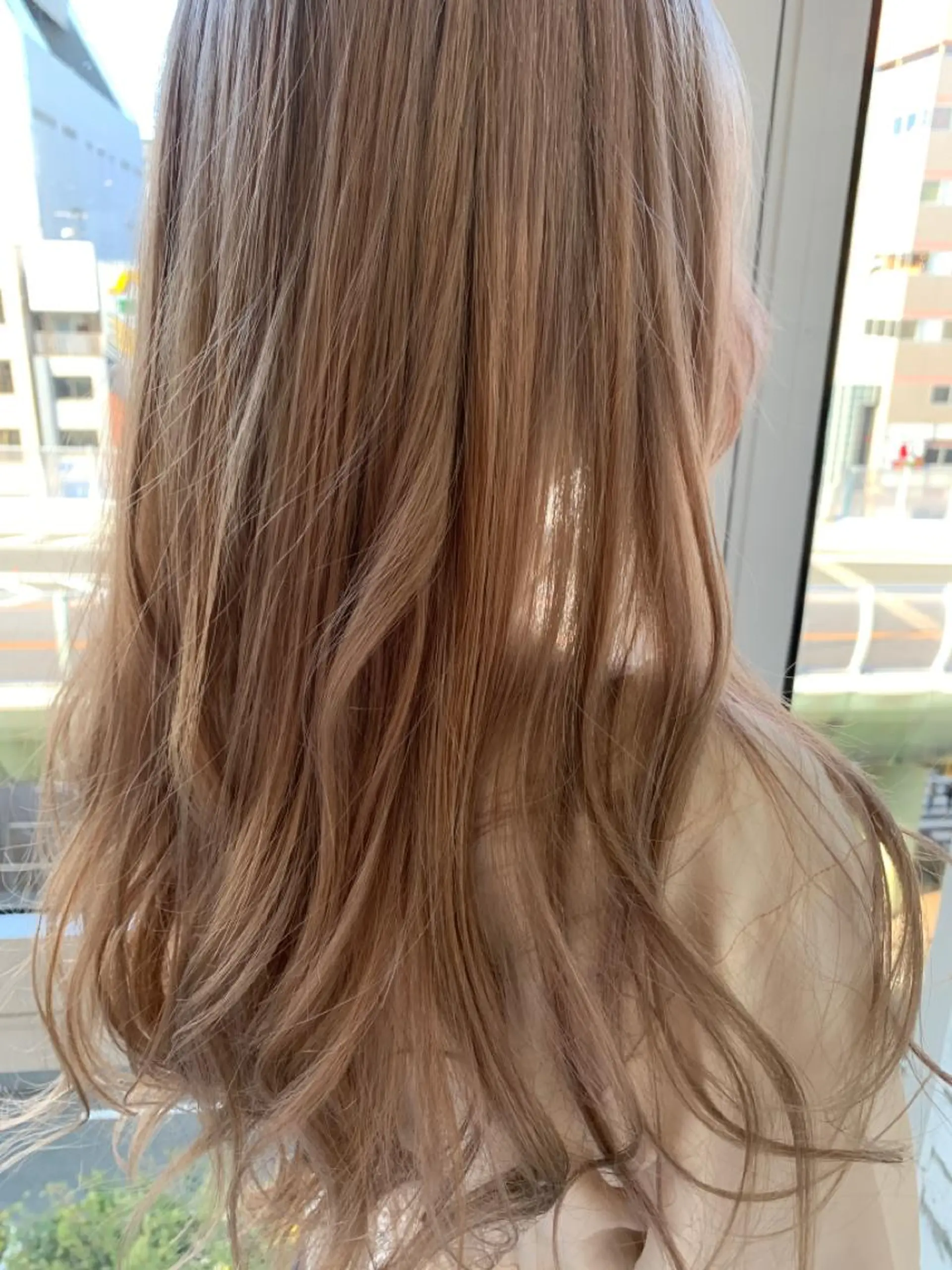 ロング カラー ベージュカラー ミルクティーベージュ ヘアカラー トリートメント LUXBE LUCEのヘアスタイル