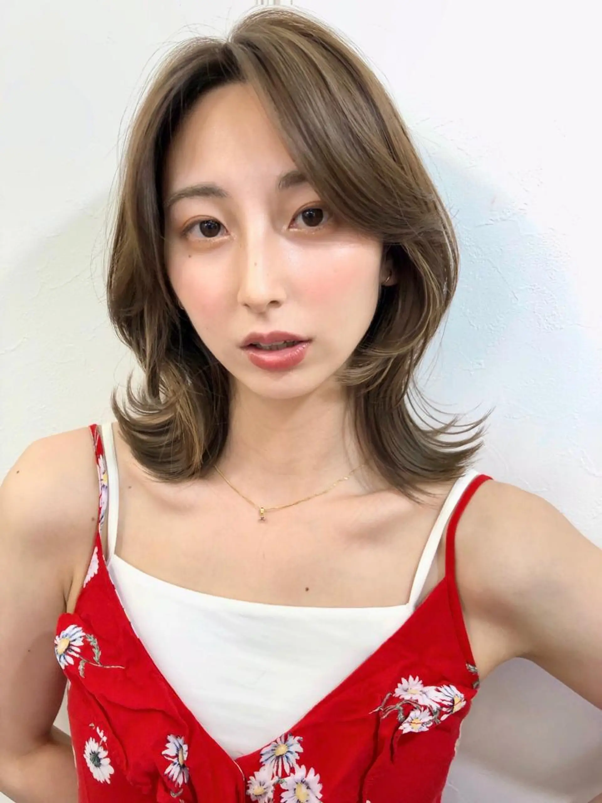 ミディアム カラー 透明感カラー ハイライトカラー くびれヘア ハイライト 韓国風ヘア カット トリートメント トレンドヘア🌿 chinariのヘアスタイル