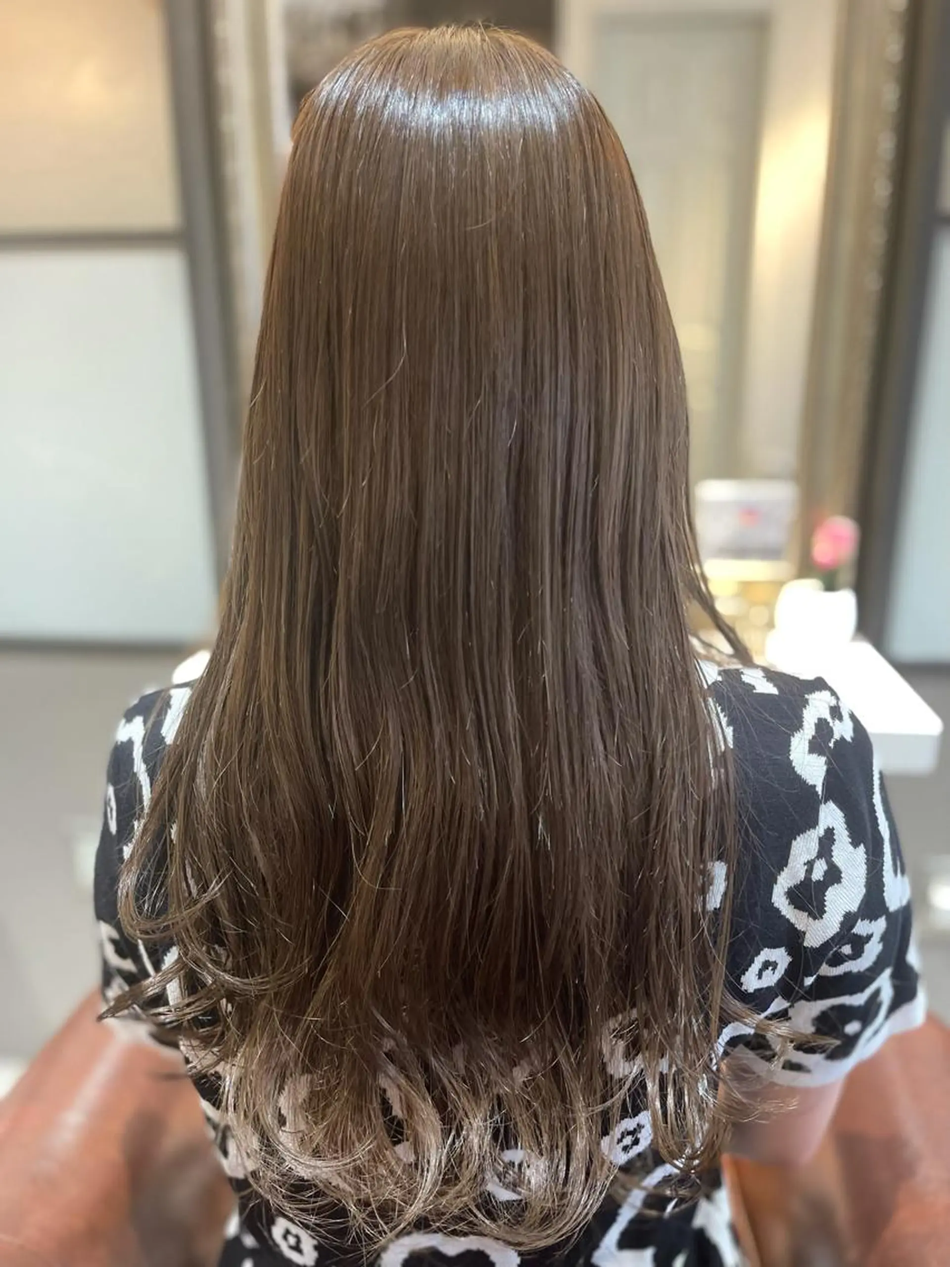 ロング カラー アッシュ アッシュグレー アッシュグレージュ グレージュ ヘアカラー トリートメント Avery SHINのヘアスタイル