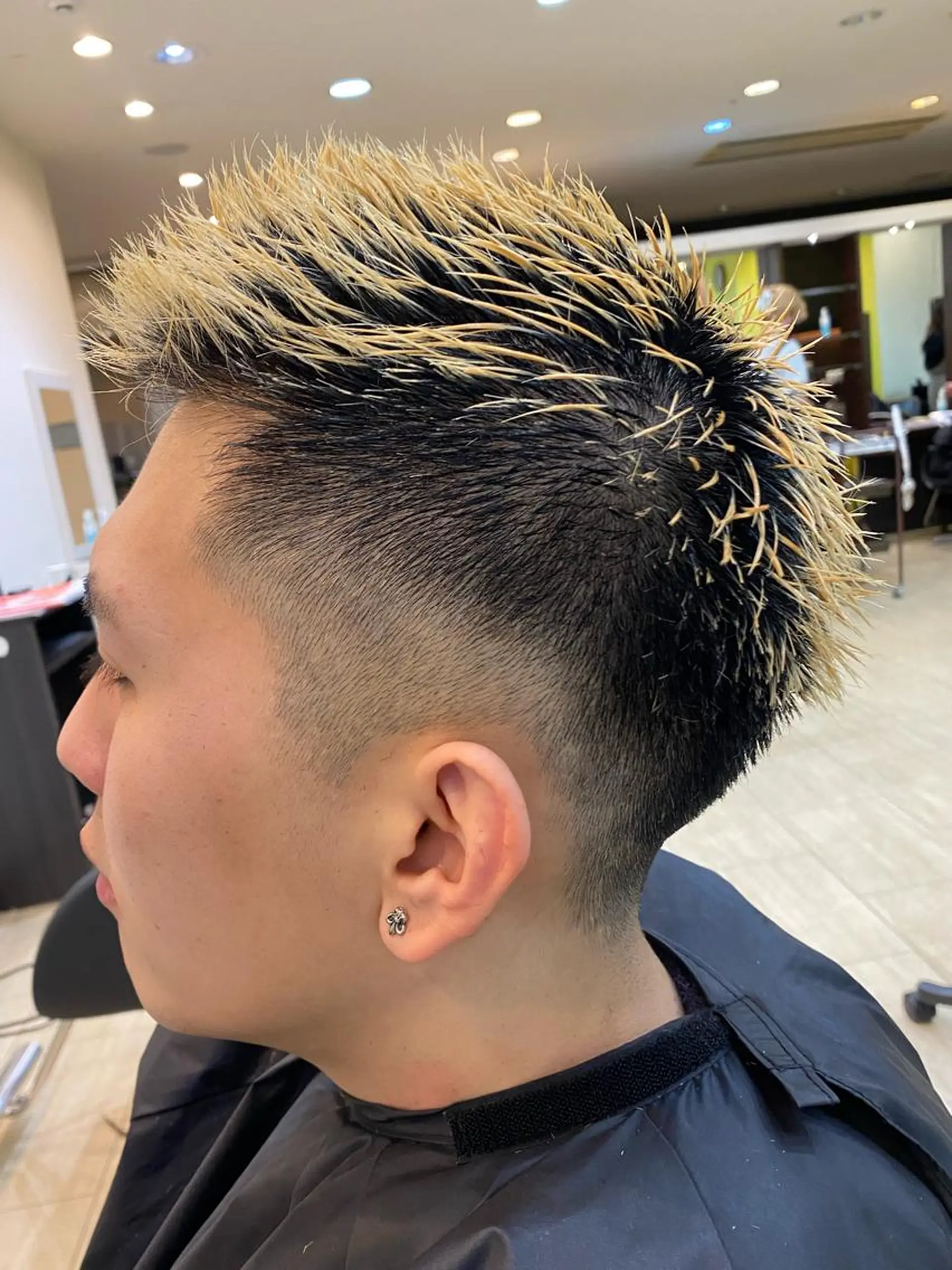 カラー メンズ メンズブリーチ フェードカット ブリーチ メンズ特化 岸本 阪急六甲サロンドロイのヘアスタイル