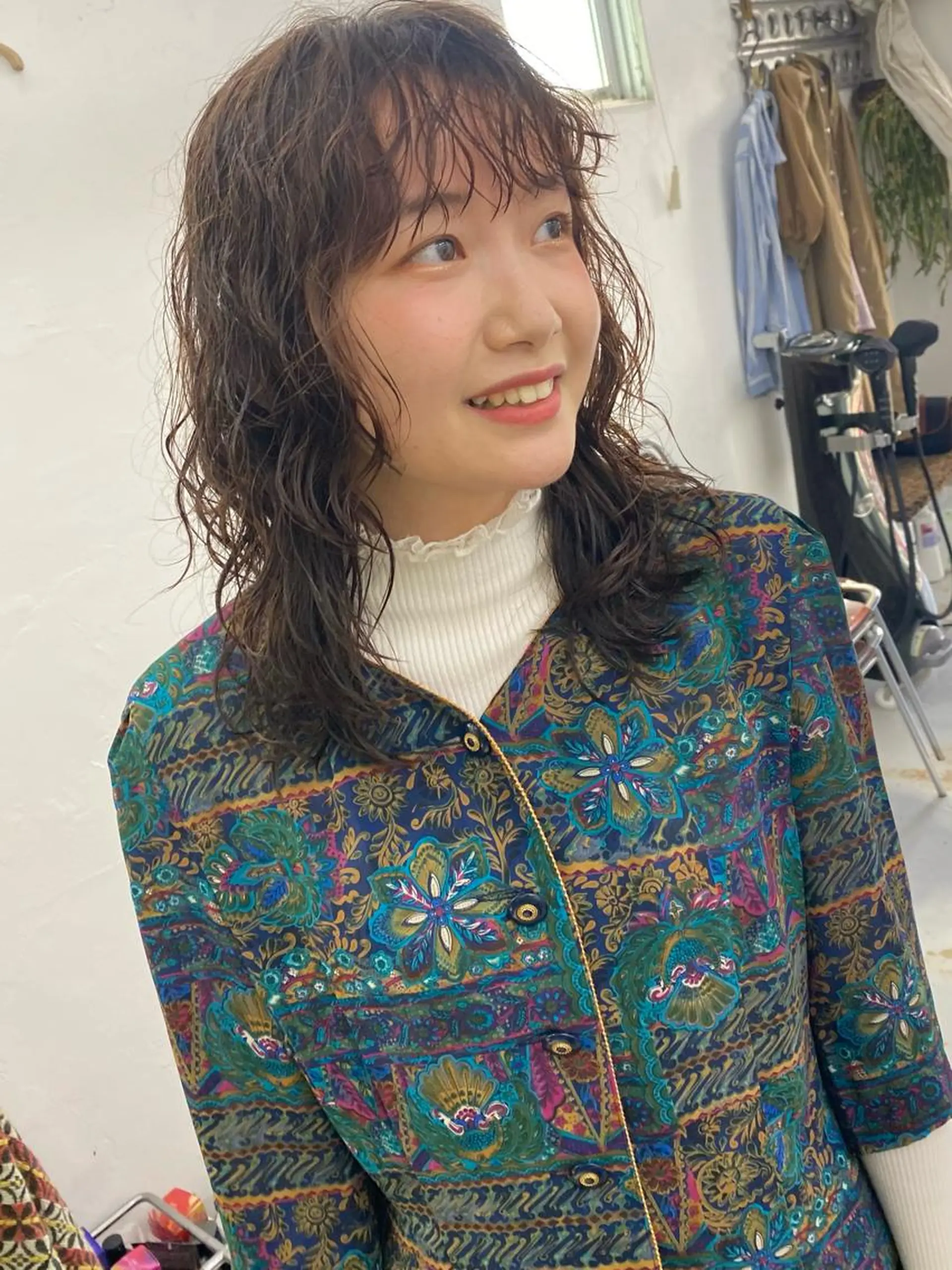 セミロング パーマ qiie/ワンカラー インナーカラーのヘアスタイル