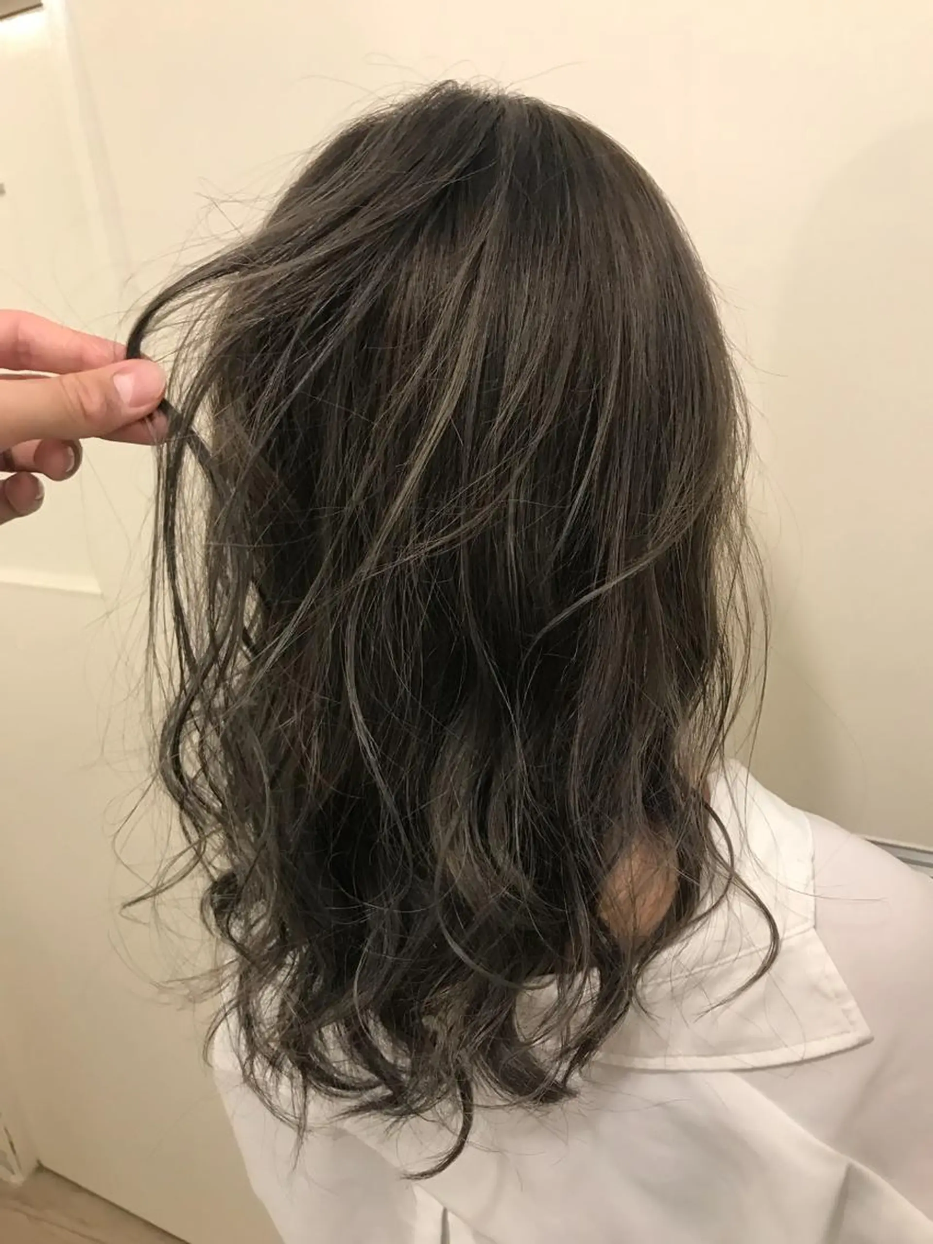 セミロング カラー ヘアアレンジ ブリーチ グレージュ ハイライトカラー ハイライト ヘアカラー パーマ 縮毛矯正 トリートメント Cecil hair 神戸店所属・Cecilhair セシルヘアー神戸元町のヘアスタイル