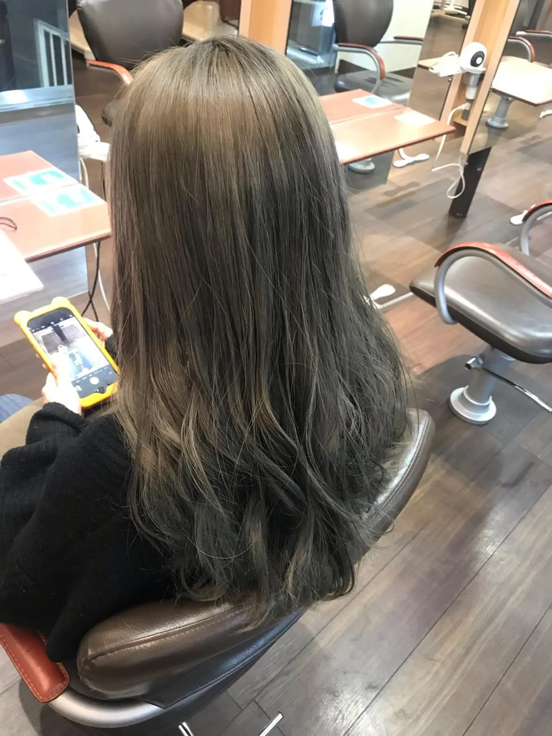 セミロング カラー グレージュ 西川 佑樹のヘアスタイル