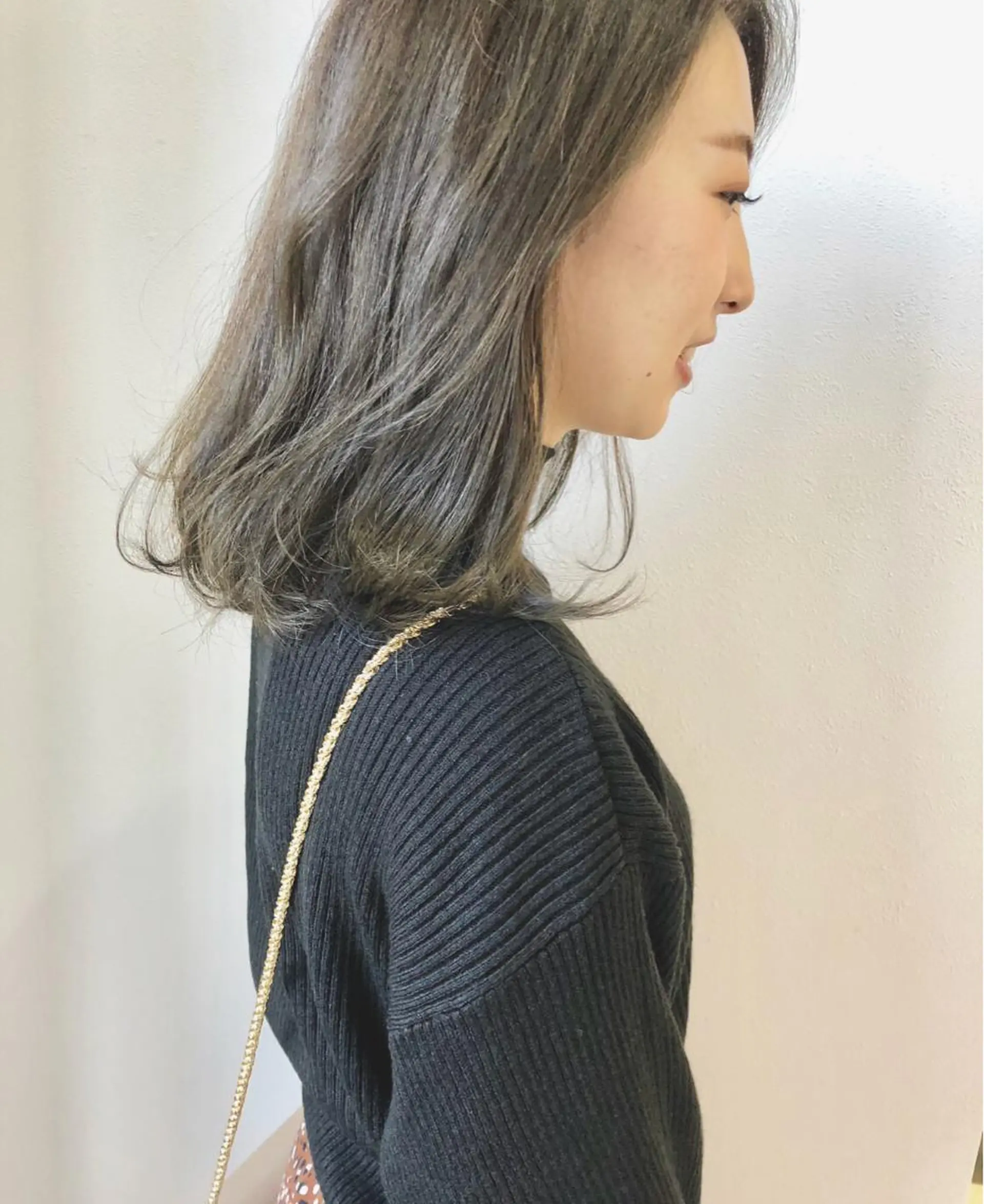 ミディアム カラー グレージュ カーキグレージュ 岩田 萌那のヘアスタイル