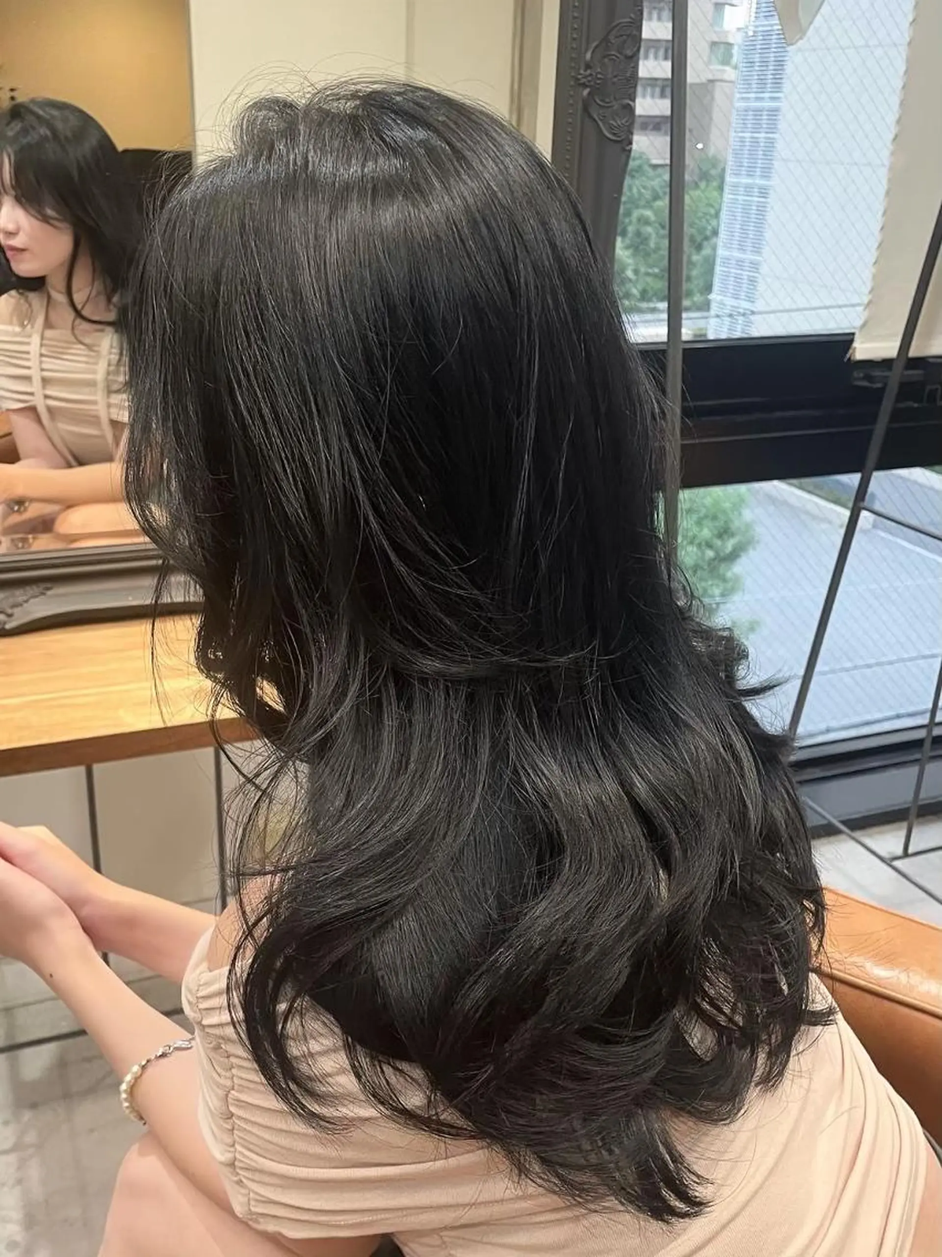 ロング カラー ショートボブ バレイヤージュ ベージュカラー 黒髪 ブリーチ カット ヘアカラー ili 梅田のヘアスタイル