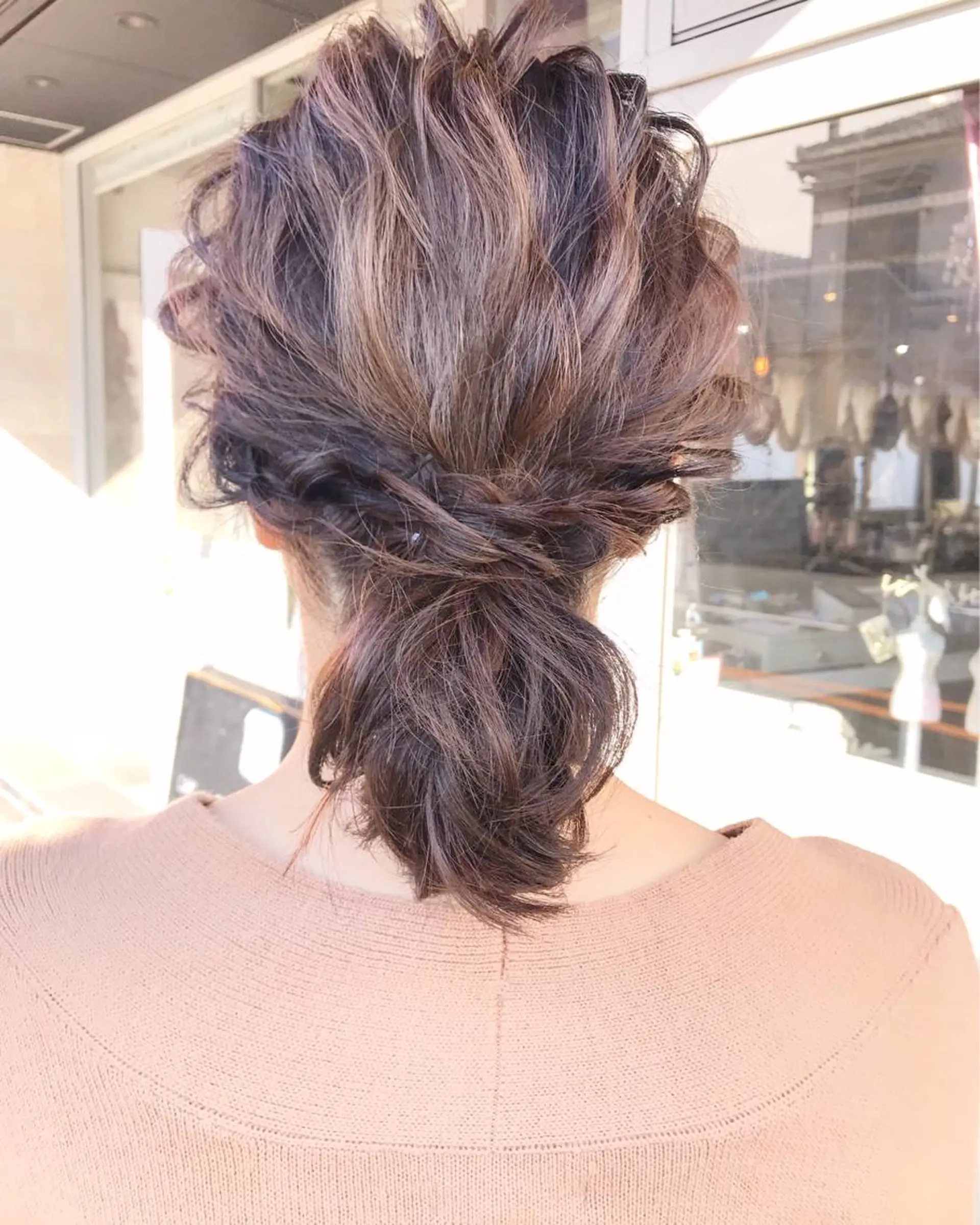 ミディアム カラー ヘアアレンジ お団子ヘア 切りっぱなしボブ バレイヤージュ ブリーチ デザインカラー Mariana/ 鶴原-ハイライトのヘアスタイル