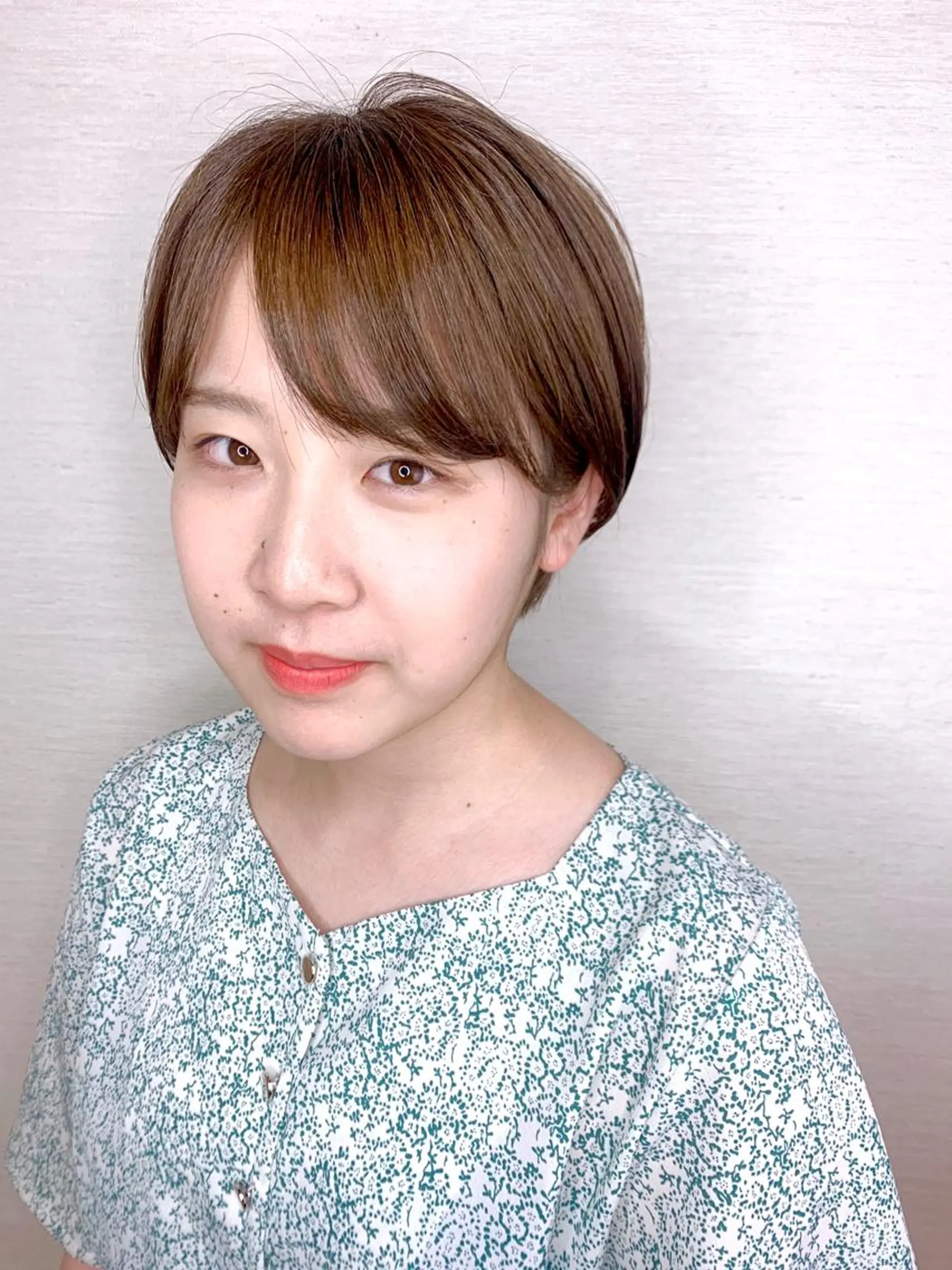 ショート カラー ベージュカラー オリーブベージュ ショートヘア 韓国レイヤーカット/ ダブルカラーのヘアスタイル