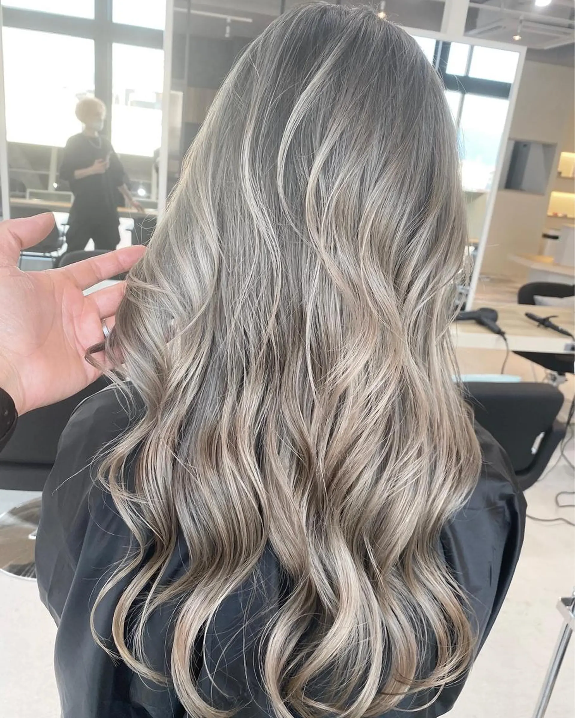 セミロング カラー パーマ ヘアアレンジ ネイル マツエク・マツパ アイブロウ バレイヤージュ レイヤーカット トリートメント 井上 一平のヘアスタイル